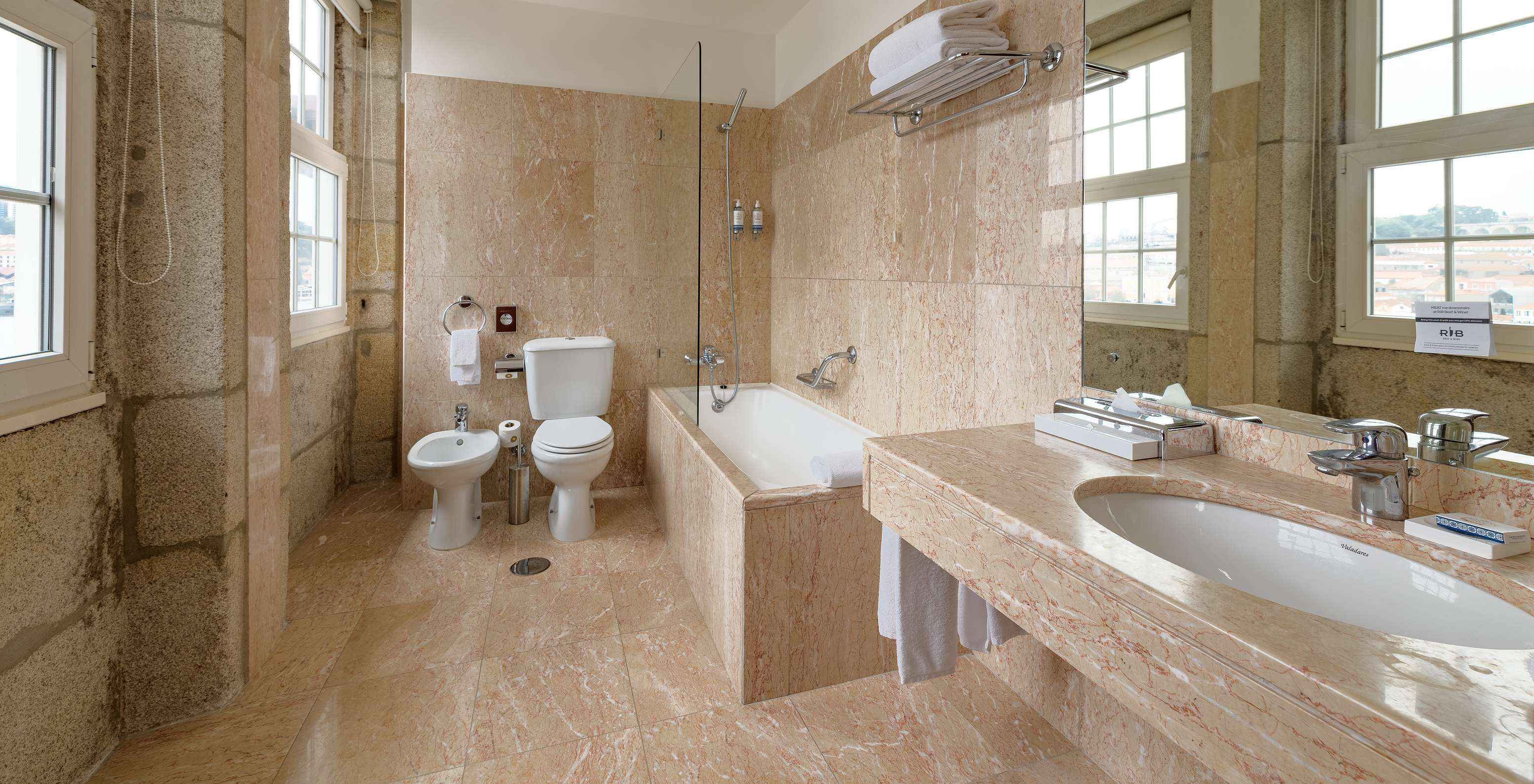 Vintage Grand View Pestana Vintage Porto hat ein geräumiges Badezimmer mit Badewanne, WC, Waschbecken und Bidet