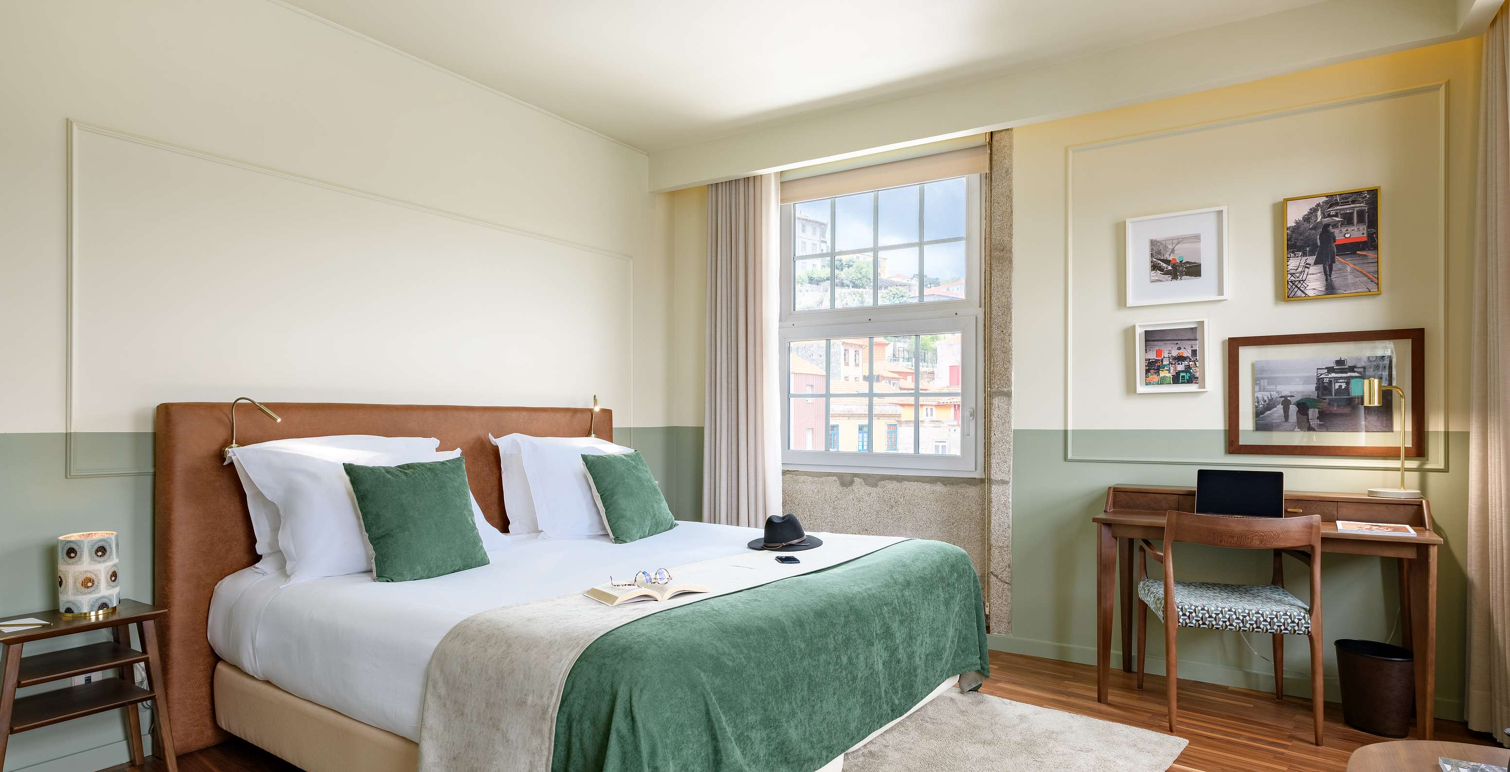 Vintage Grand View Pestana Vintage Porto hat ein Doppelbett mit grüner Decke, einen Schreibtisch und große Fenster