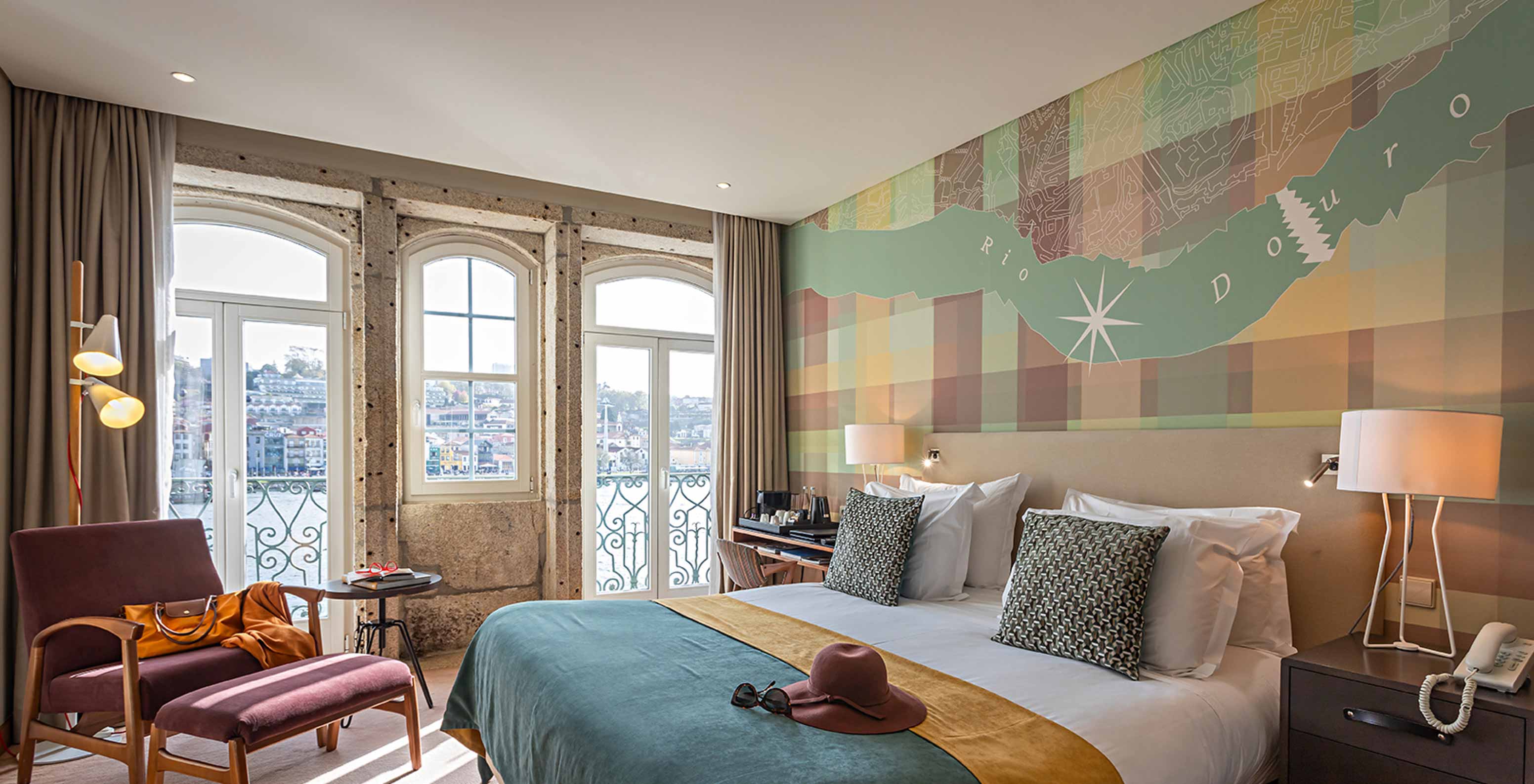 Das Vintage River View Balcony des Pestana Vintage Porto verfügt über ein Doppelbett und große Fenster mit Blick auf Porto