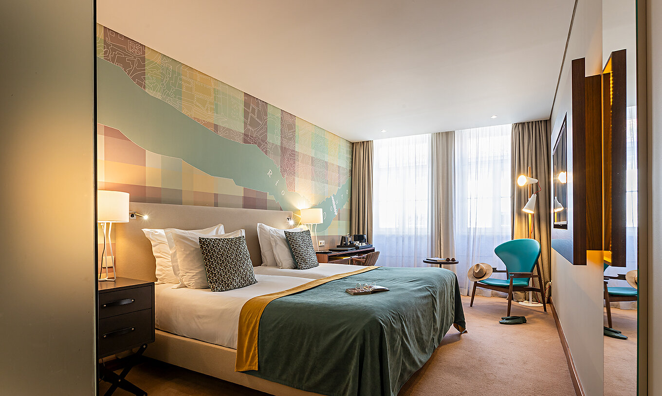 Das Superior des Pestana Vintage Porto verfügt über ein Doppelbett, einen Stuhl und zwei große Fenster