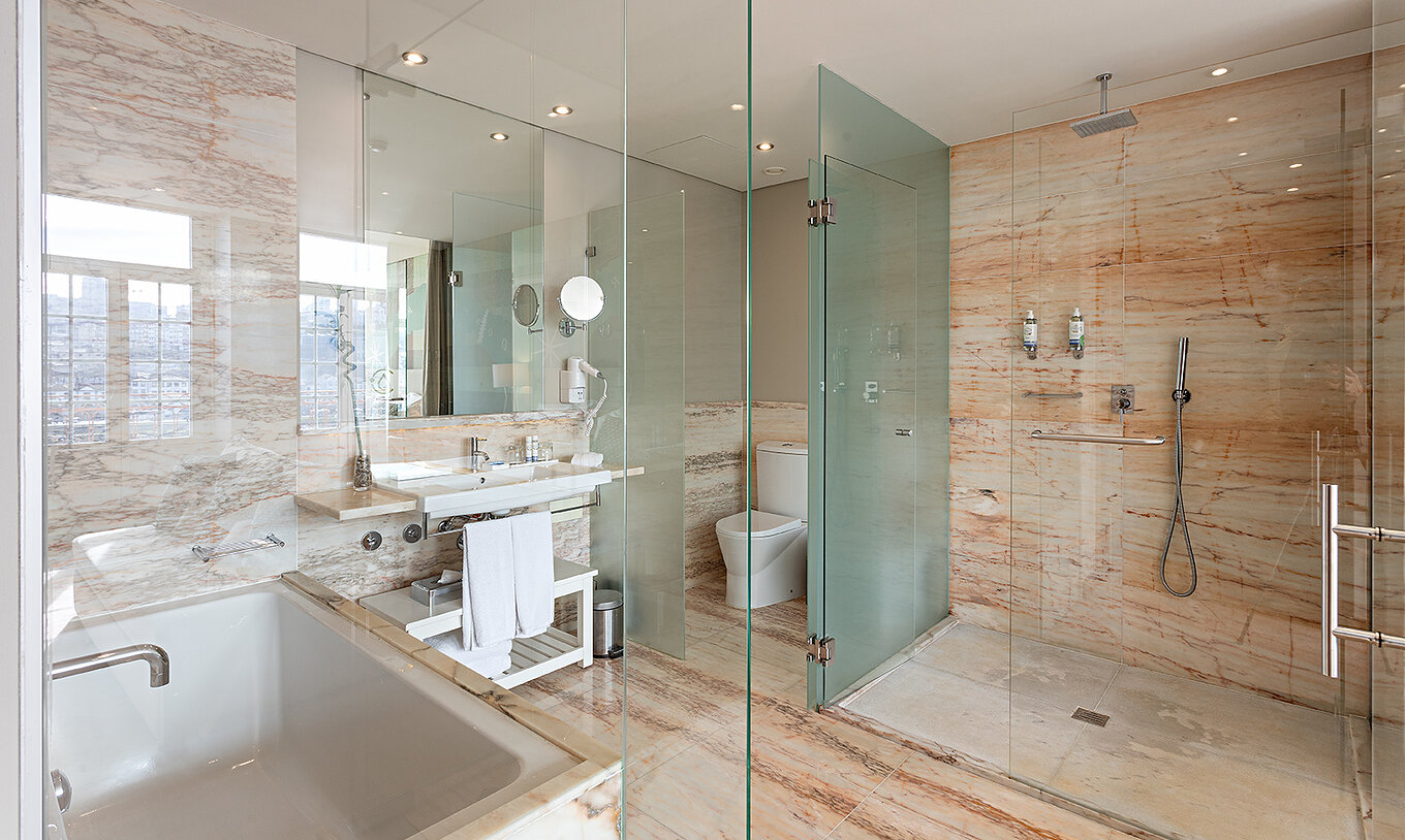 Das Vintage Grand View Balcony des Pestana Vintage Porto verfügt über ein Badezimmer mit einer Dusche und einer Badewanne