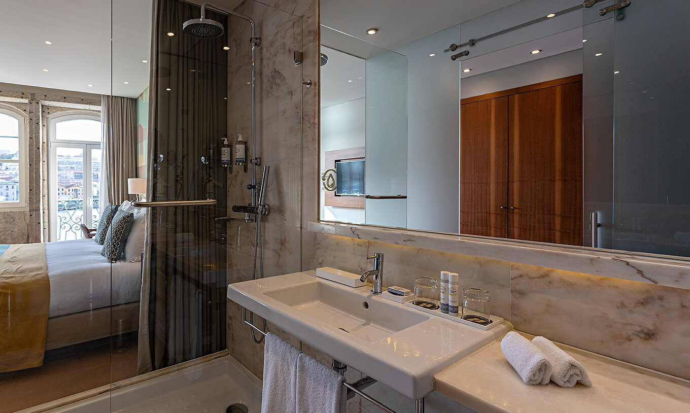 Das Vintage Grand View Balcony des Pestana Vintage Porto verfügt über ein Badezimmer mit einer Dusche und einer Badewanne