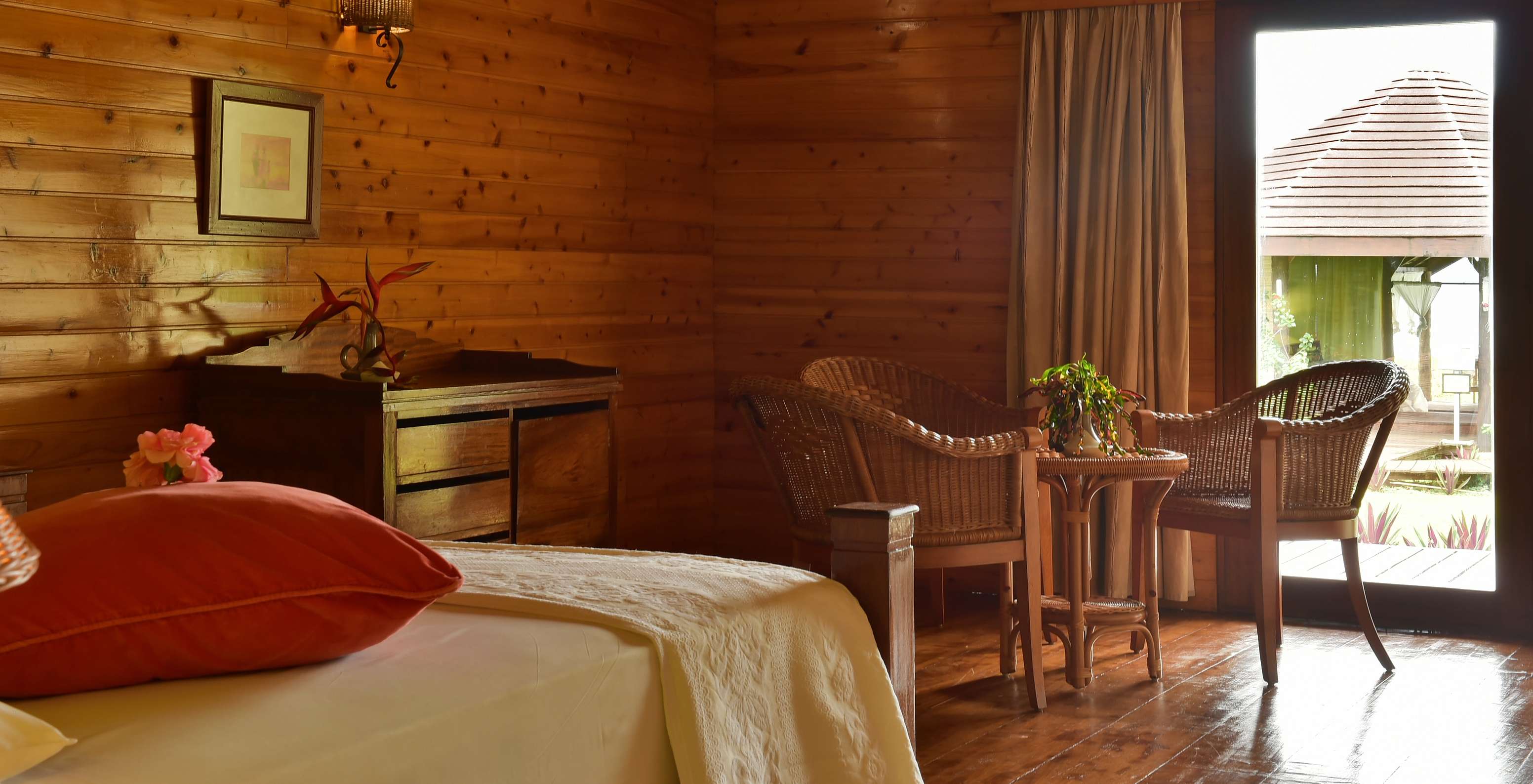 Das Doppelzimmer Superior im Pestana Equador hat Bett, Holzkommode und Tisch mit Stühlen