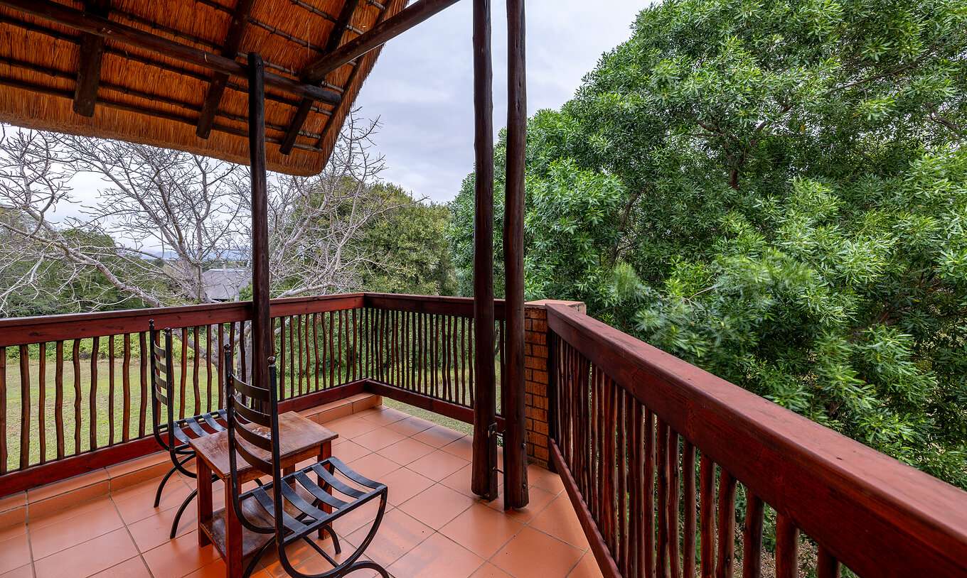 Das Klassische Zimmer im Pestana Kruger Lodge hat Balkon mit Holzgeländer und Gartenblick