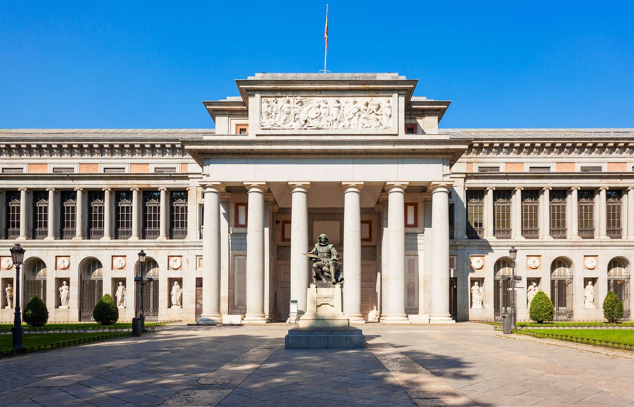 Eingang zum Prado-Museum, mit einer Statue und Säulen, die die Museumstreppen begleiten