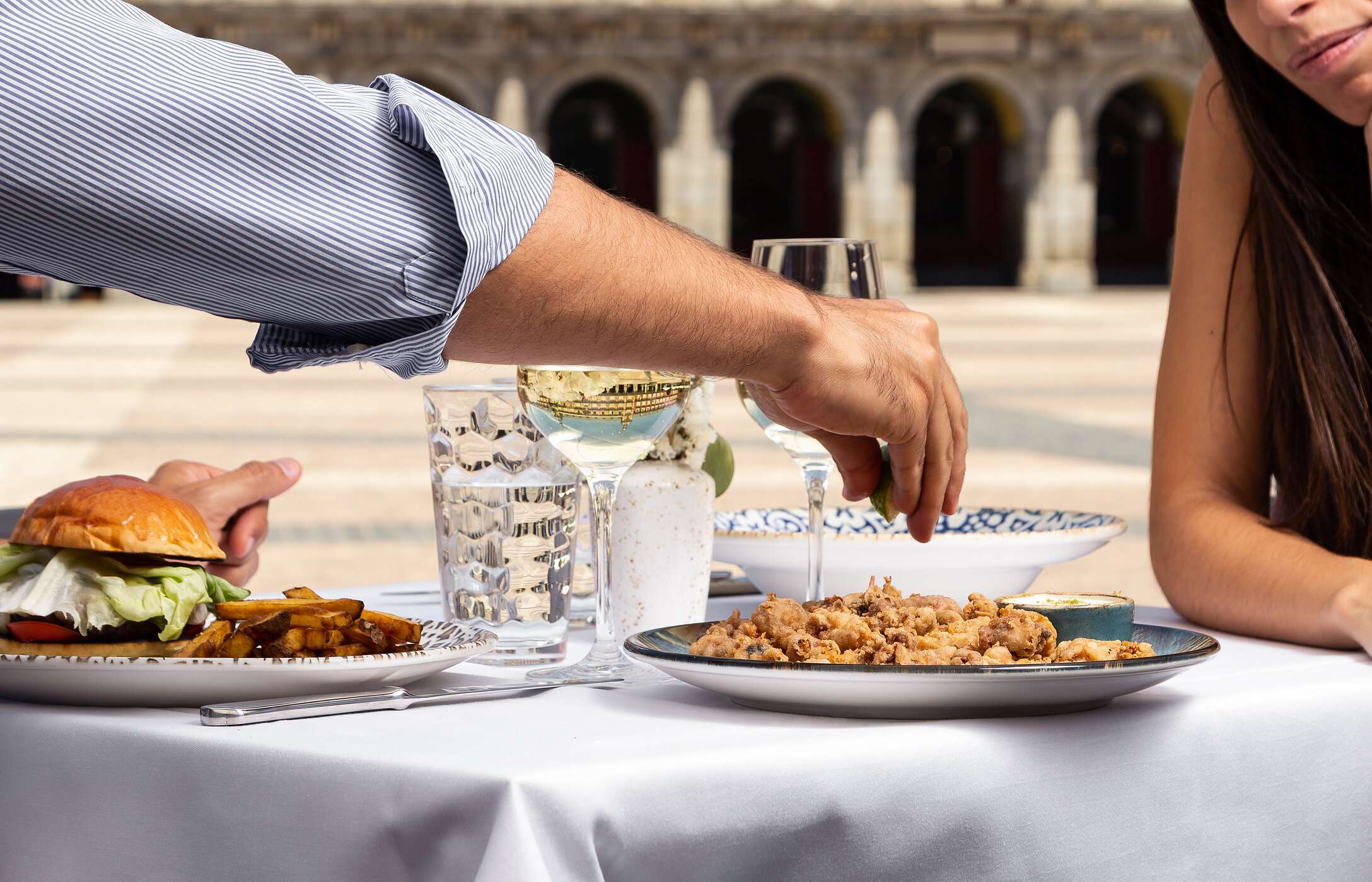 Tisch in einem Restaurant, auf der Terrasse, an der Plaza Mayor im Zentrum von Madrid, mit zwei servierten Gerichten und zwei Gläsern Wein