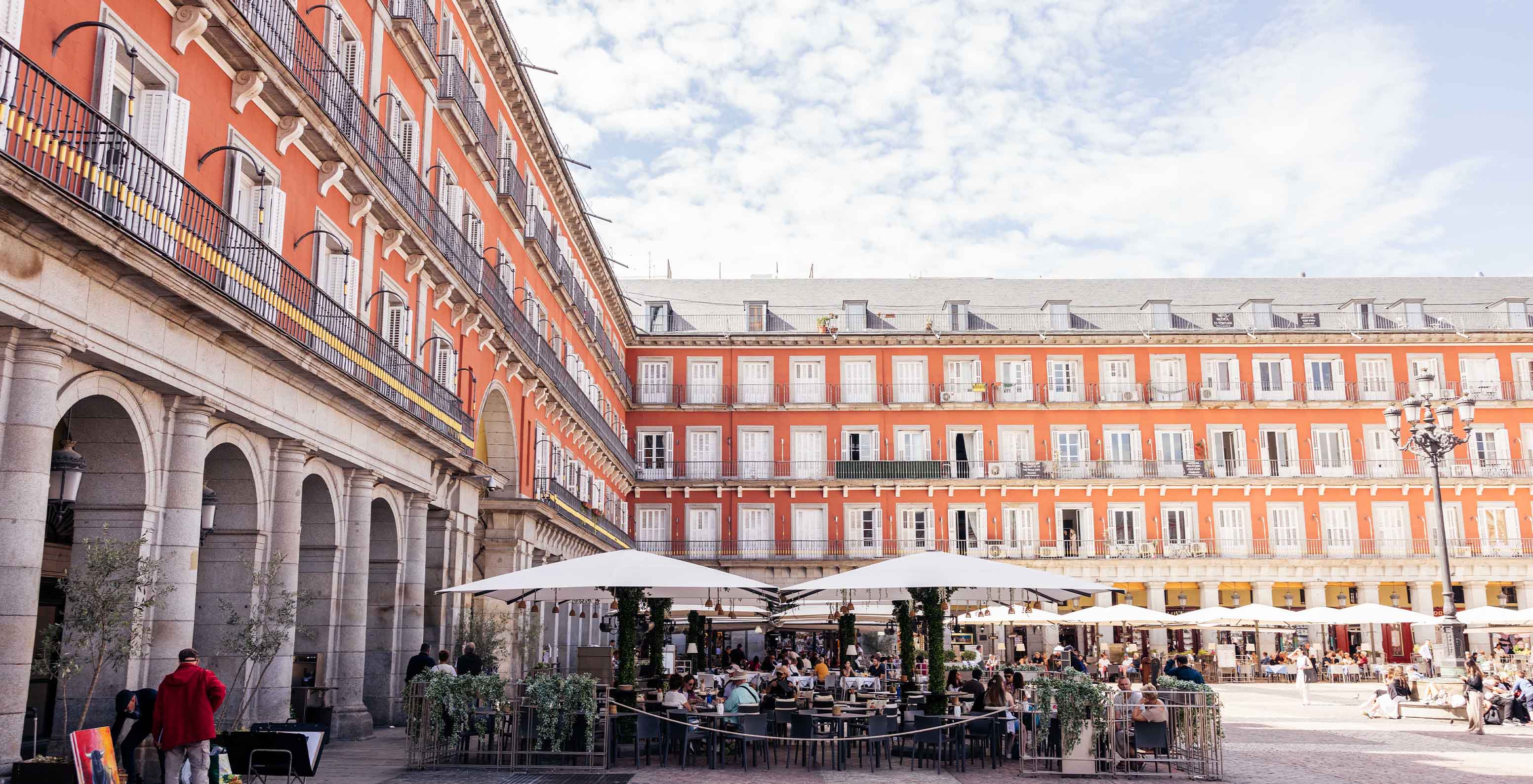 Blick von der Terrasse des Restaurants Pestana Collection Plaza Mayor, mit Sonnenschirmen und Tischen, im Zentrum der Plaza Mayor