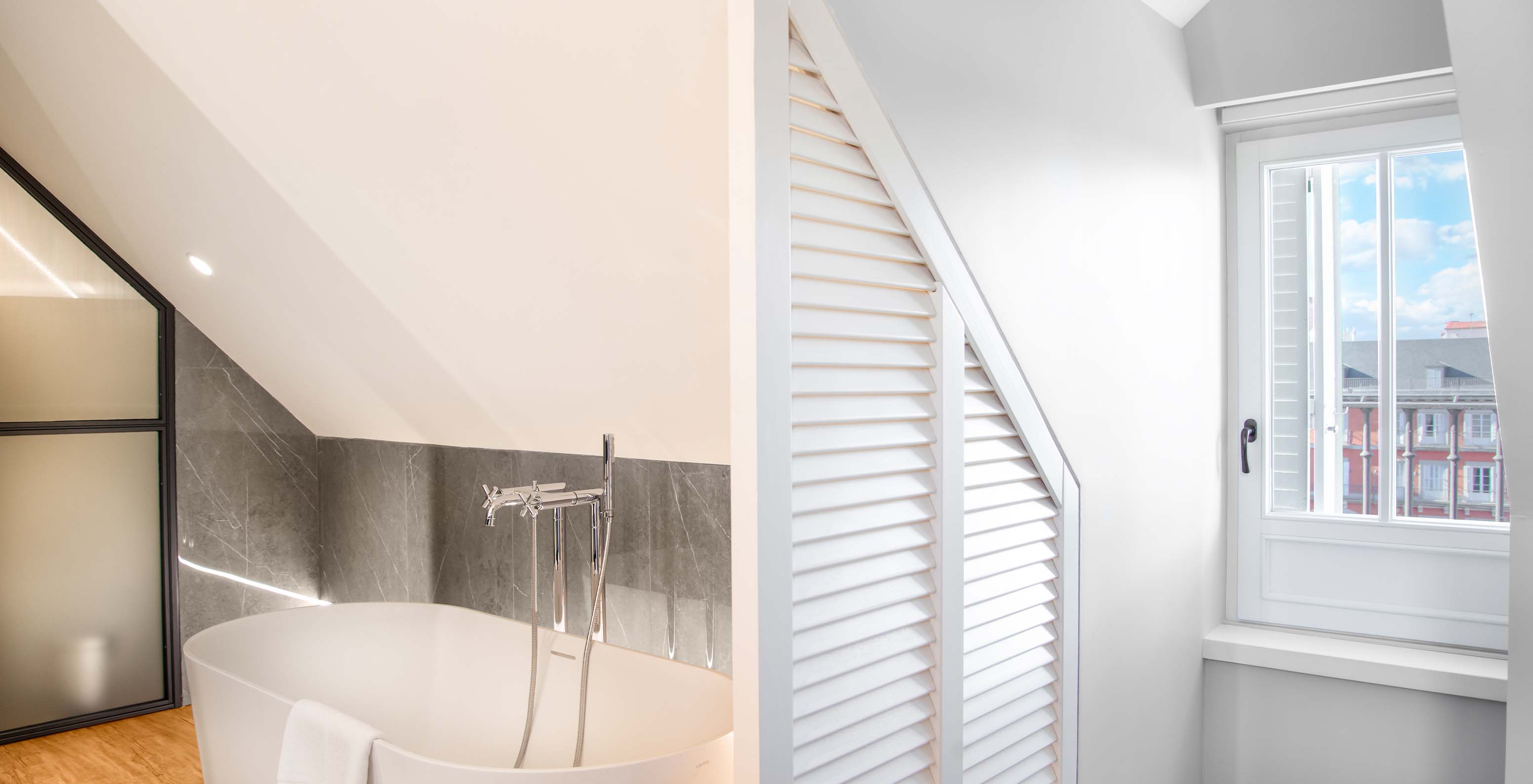 Die Suite Plaza Mayor hat ein Bad mit Badewanne und Fenster zur Plaza Mayor 