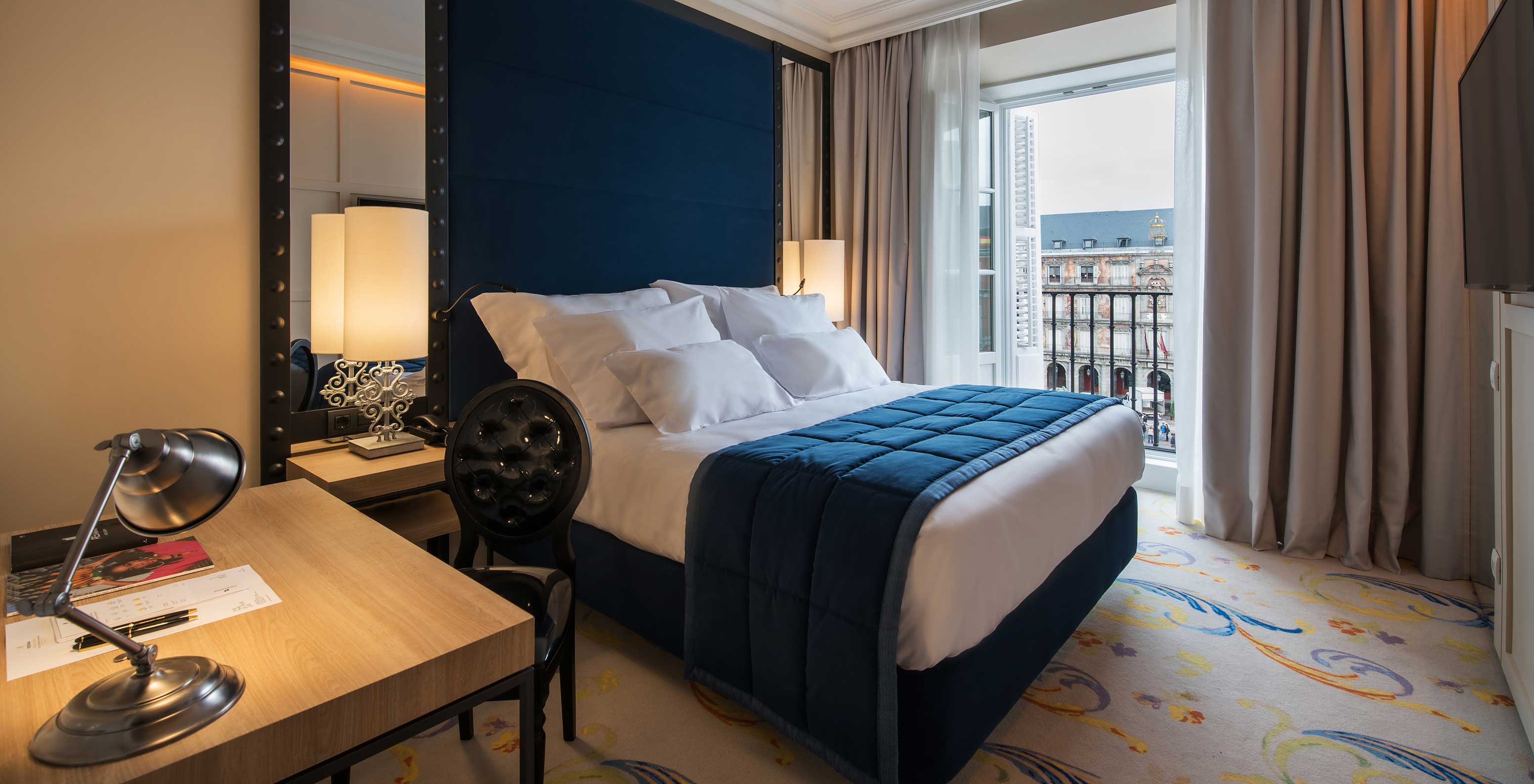 Das Superior Plaza Mayor im Pestana Plaza Mayor Madrid hat Bett, Lampe, Nachttisch, Fenster