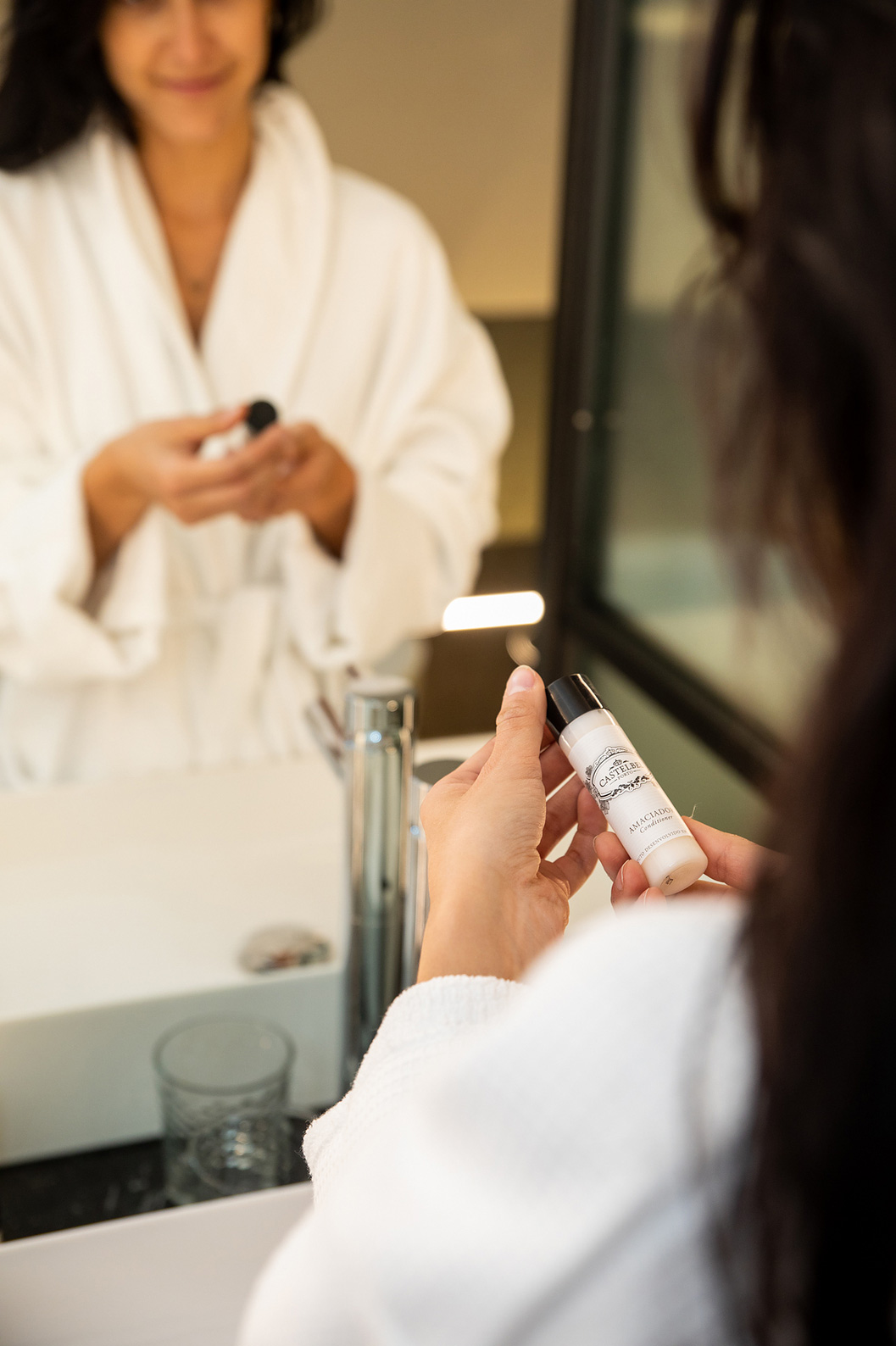 Das Superior Plus im Pestana Plaza Mayor hat Bad mit Waschbecken, Spiegel und Amenities