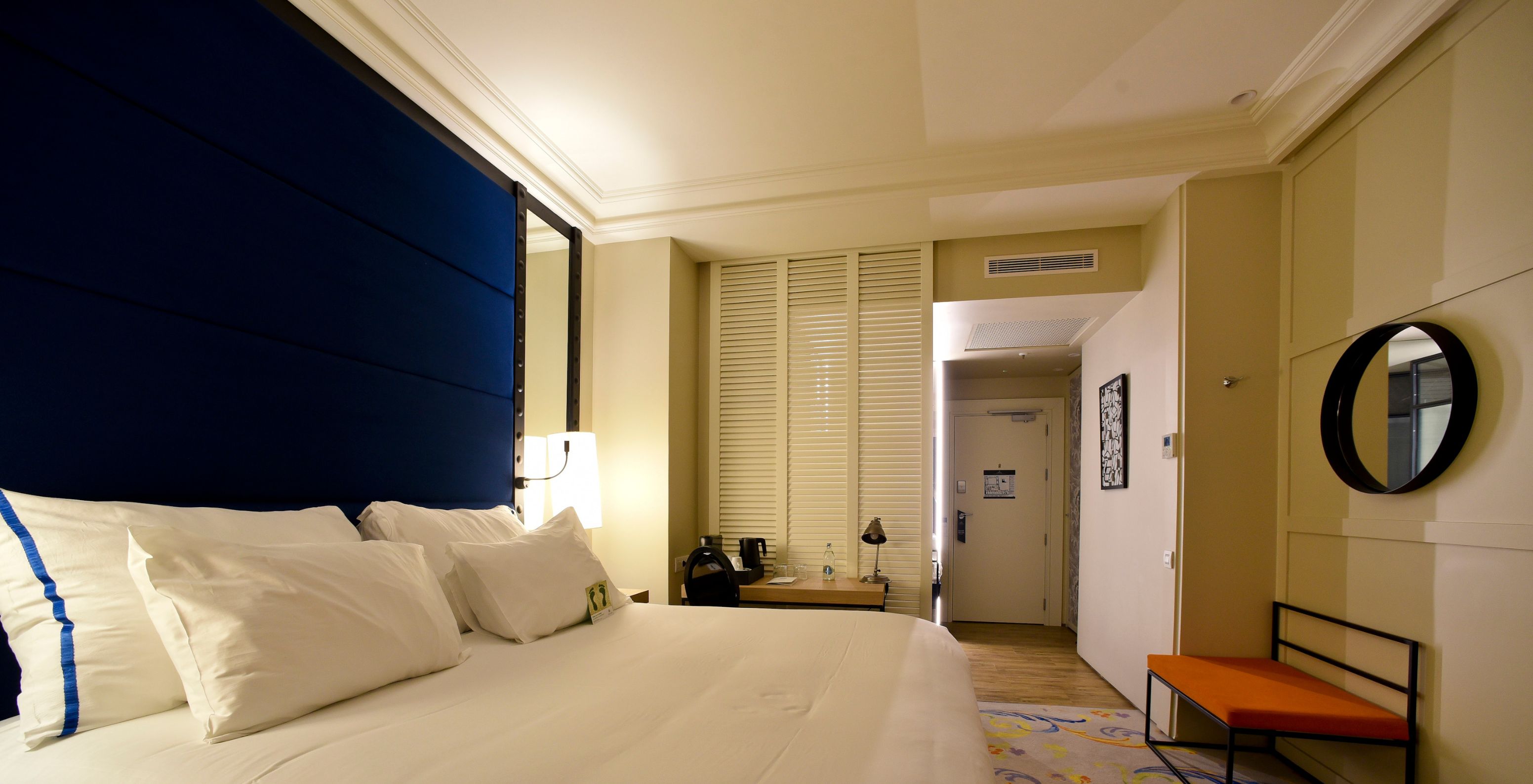 Das Superior Plus Zimmer im  Klassisches Zimmer - Kaffee - Pestana Collection Plaza Mayor hat ein Doppelbett mit einer Lampe und einem Teppich.