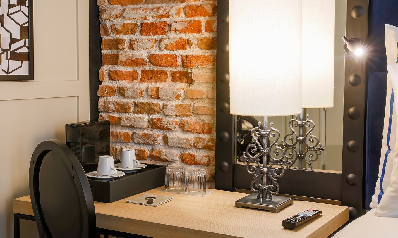 Superior Zimmer im Pestana Plaza Mayor Madrid hat Schreibtisch Stuhl Spiegel und Nespresso Kaffeemaschine