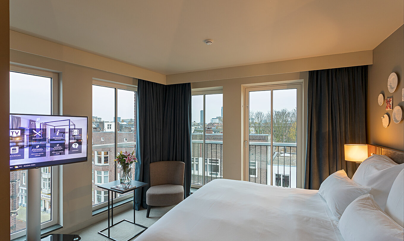 Das Studio Zimmer im Pestana Amsterdam Riverside hat ein Doppelbett und Fenster