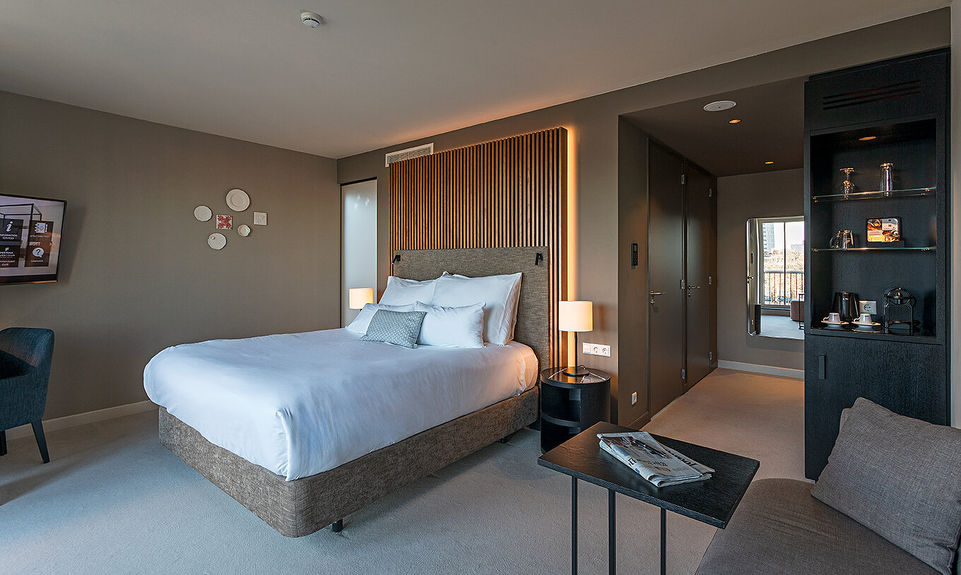 Das Premium - River View Zimmer im Pestana Amsterdam Riverside hat ein Doppelbett mit Nachttisch