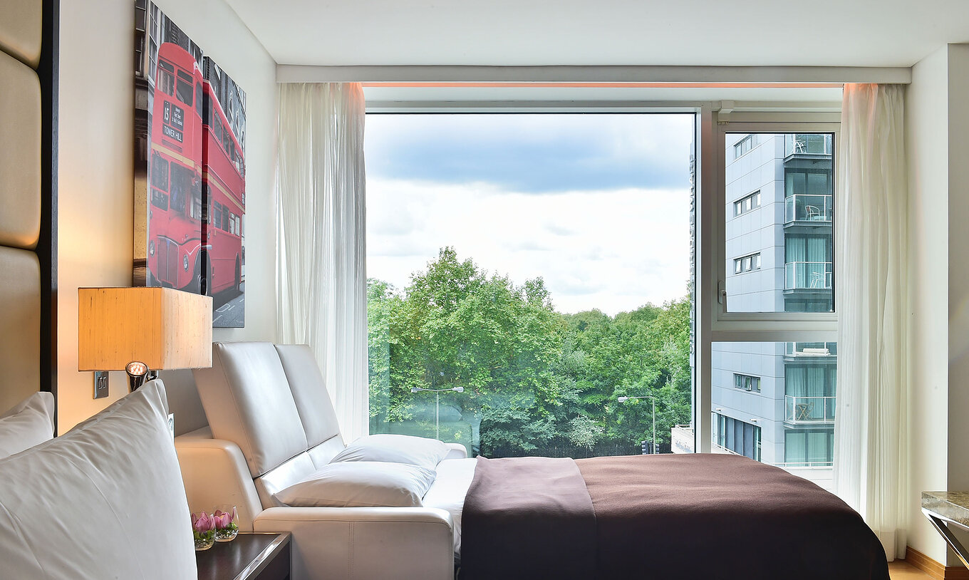 Das Deluxe Family im Pestana Chelsea Bridge hat Schlafsofa, London-Bilder, großes Fenster mit Aussicht und Vorhänge