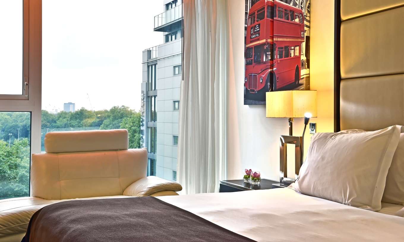 Das Premium Twin im Pestana Chelsea Bridge hat ein Doppelbett und Blick auf den Battersea Park