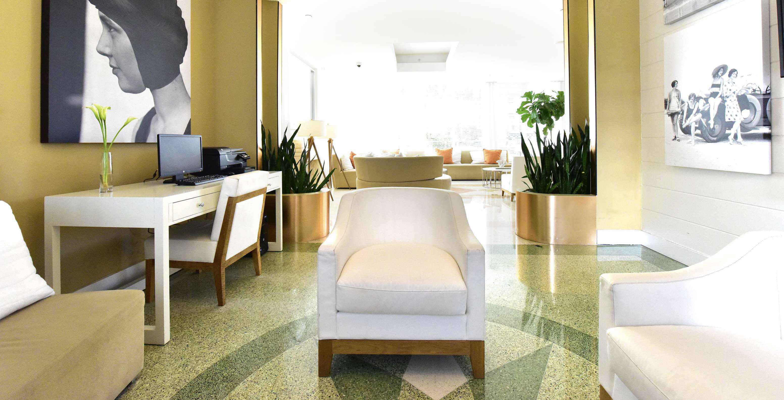 Arbeitsbereich in der Lobby des Hotels ausgestattet mit Computer, Kopierer, Schreibtisch und Stühlen