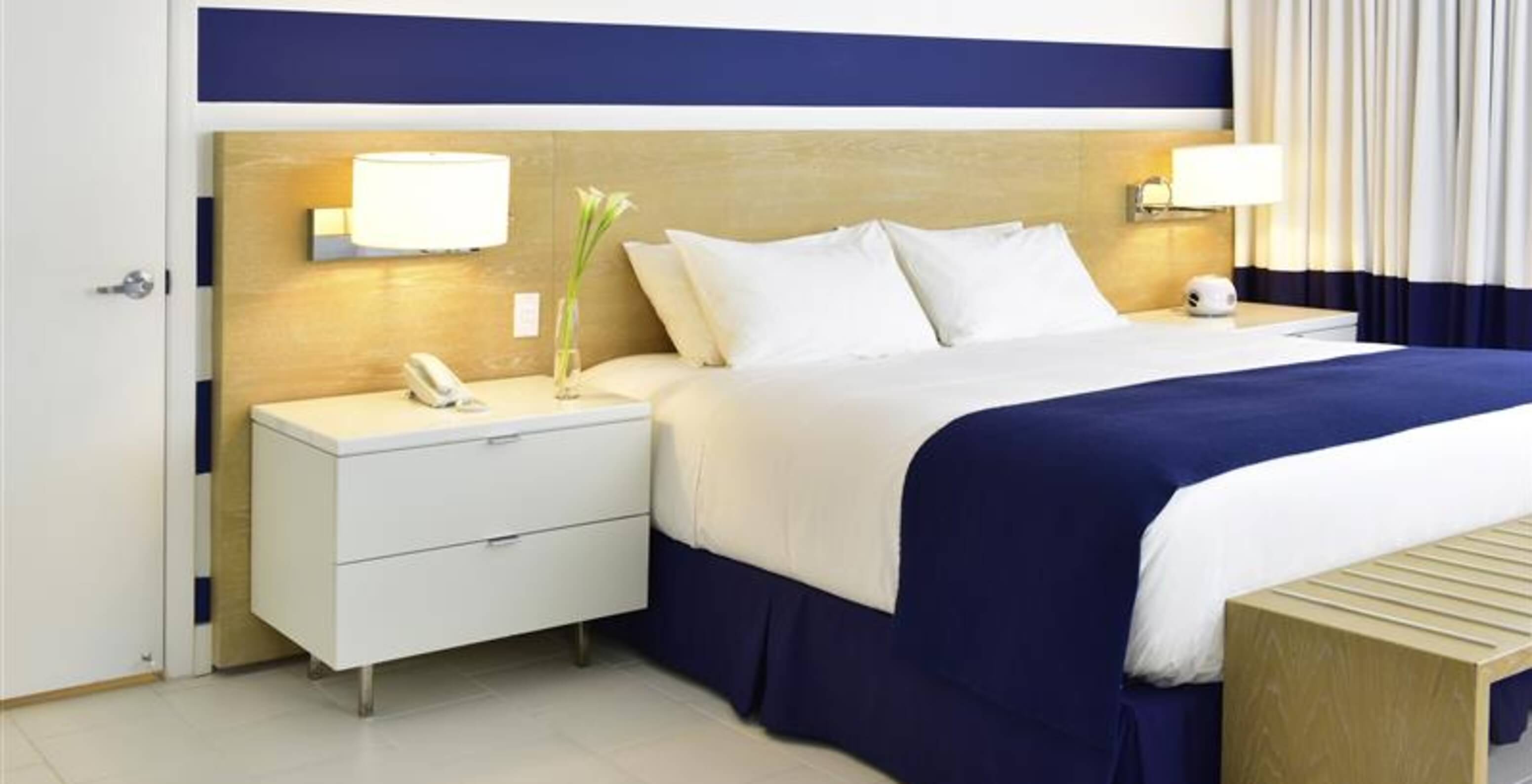 Das Superior- King im Pestana Miami South Beach hat Doppelbett, Nachttisch und Lampe