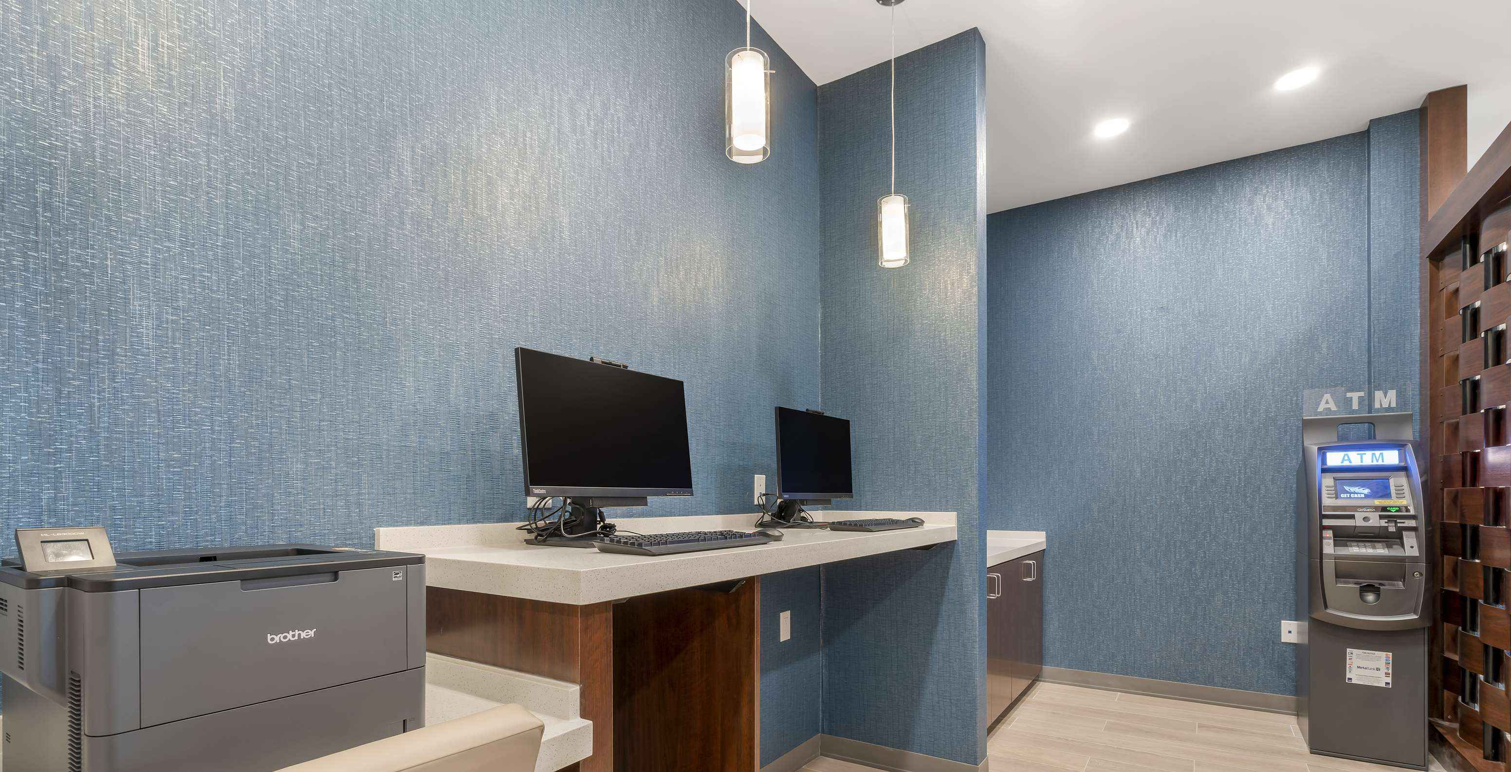 Das Pestana Orlando Hotel mit Pool in der Nähe von Disney hat einen Businessbereich mit Computer Drucker und Geldautomat