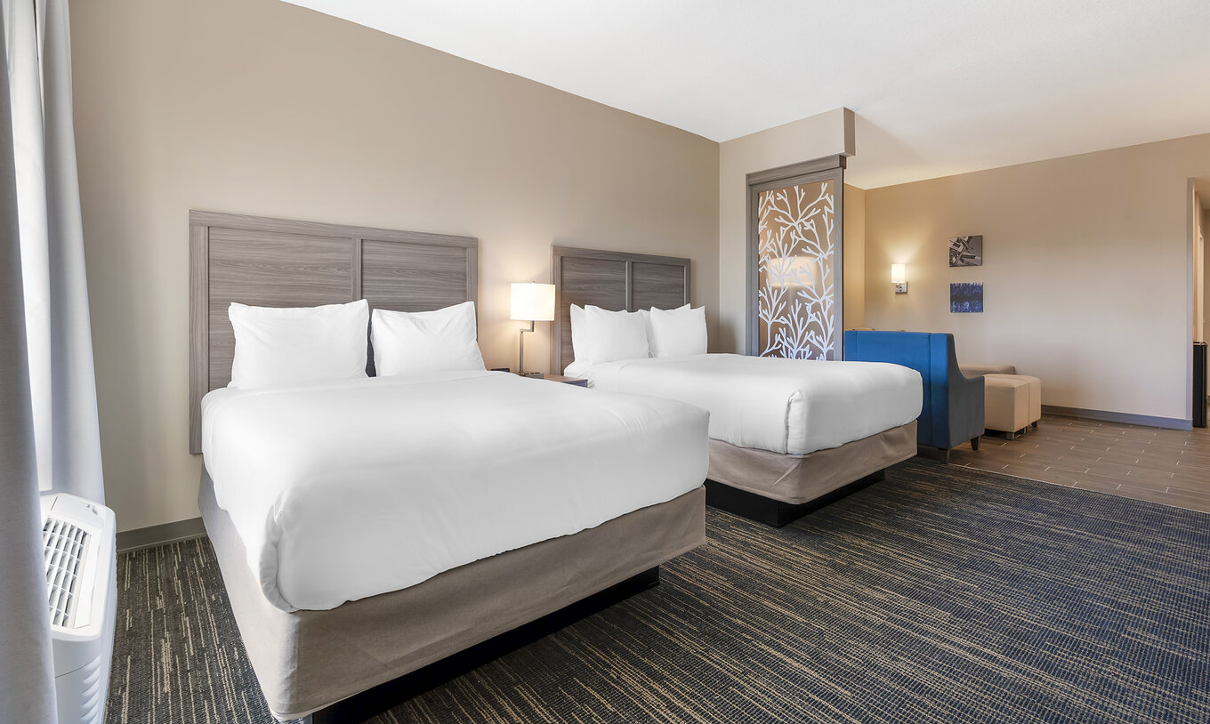 Die Master Duplex Queen-Suite im Pestana Orlando Suites Lake Buena Vista hat zwei Betten und Nachttisch mit Lampe