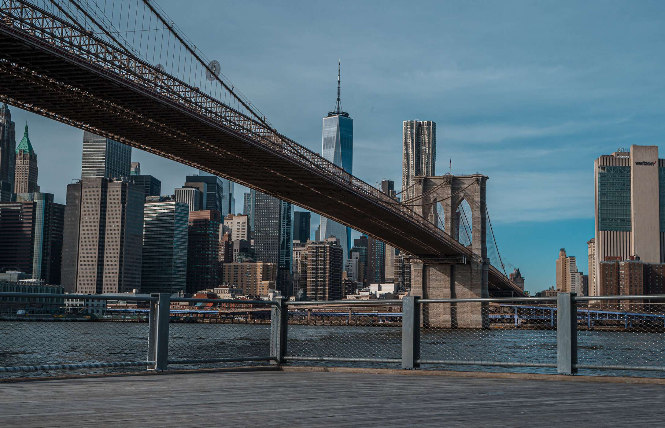 Blick auf die berühmte Brooklyn Bridge in New York City, USA, über den Hudson River, mit der Stadt im Hintergrund