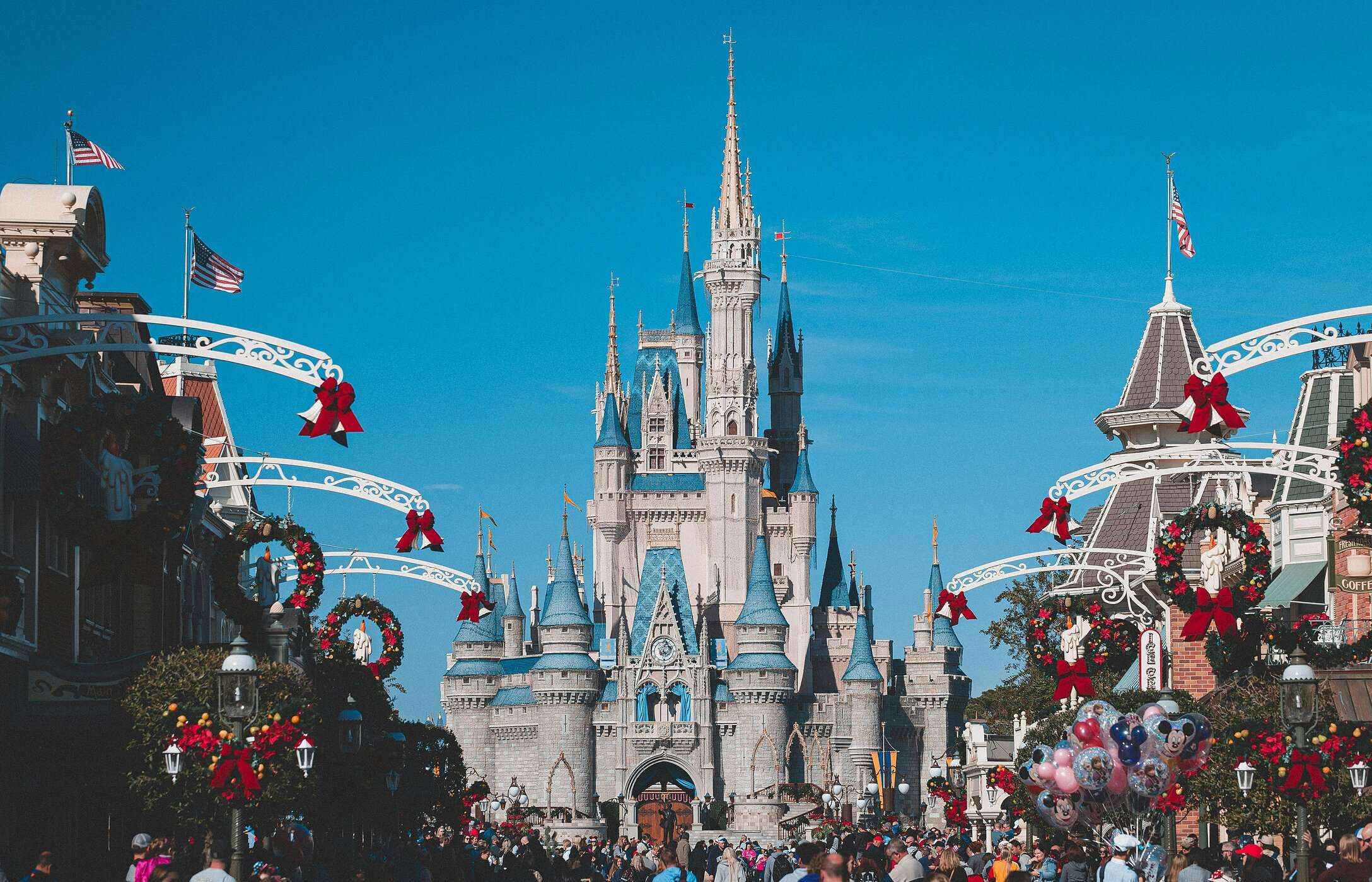 Das ikonische Cinderella-Schloss im Walt Disney World, USA, mit Weihnachtsdekoration und vielen Menschen