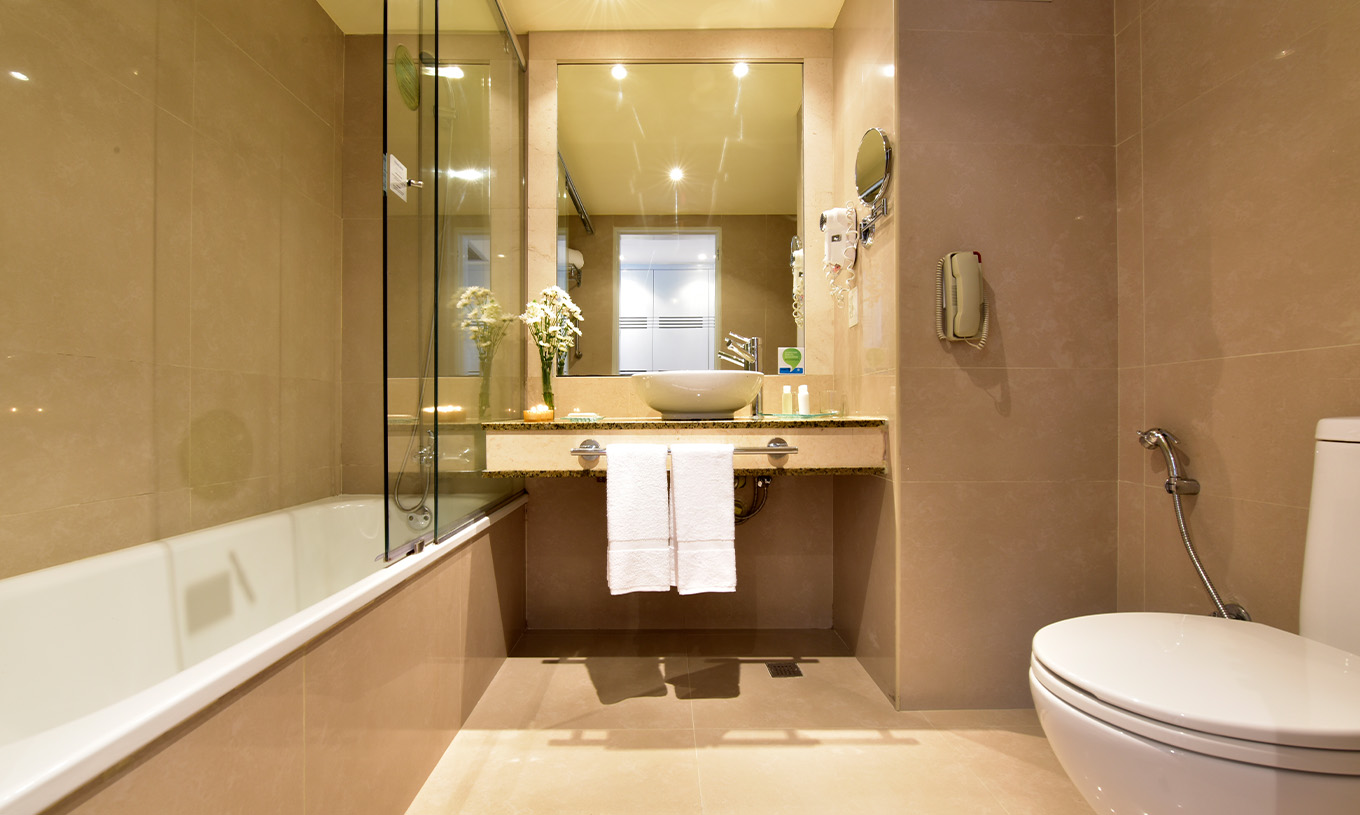 Der Executive King im Pestana Caracas hat ein Bad mit Dusche, Waschbecken mit Spiegel, Fön und Toilette