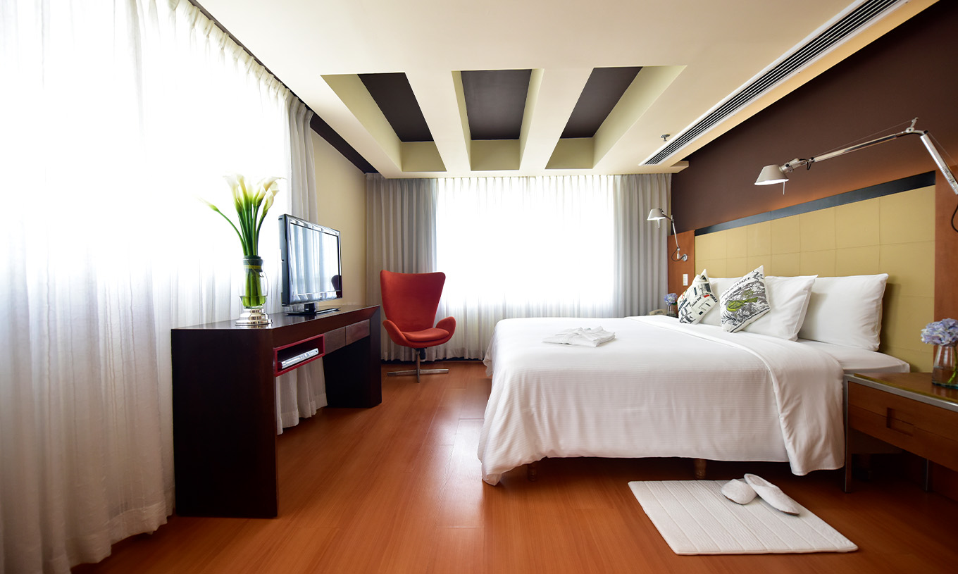 Die Präsidentensuite im Pestana Caracas hat ein Doppelbett, zwei Nachttische und einen Fernseher vor dem Bett