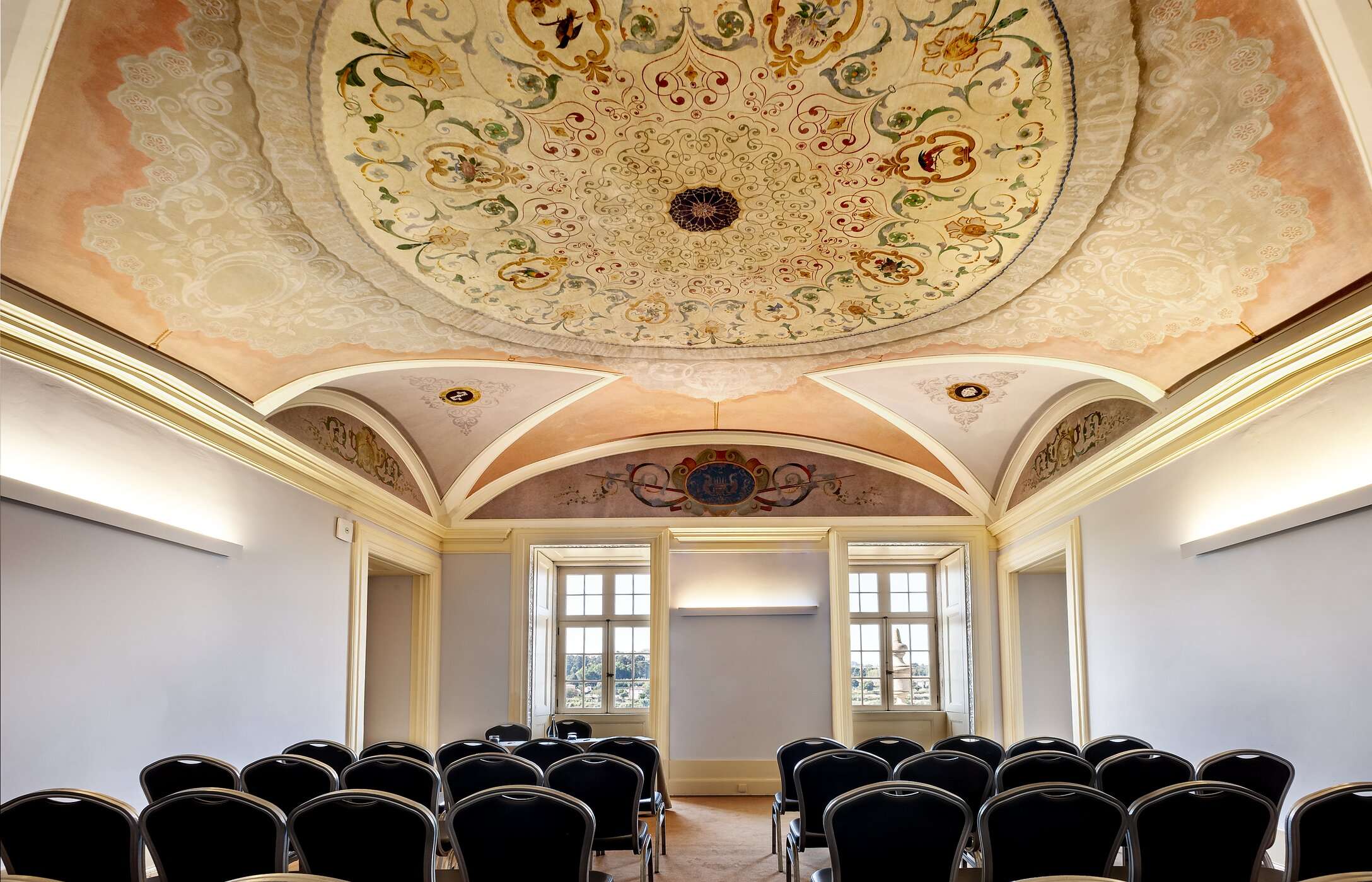 Raum für Meetings oder Konferenzen, mit Decke mit Details enten, Stühlen und großen Fenstern, die natürliches Licht einlassen