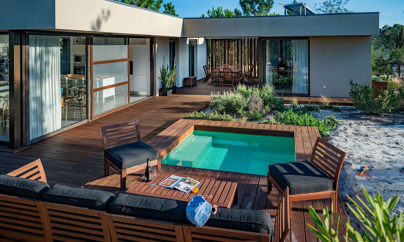 The Beach Villas with Children's Pool of Pestana Tróia Eco Resort have sofas and chairs by the children's pool