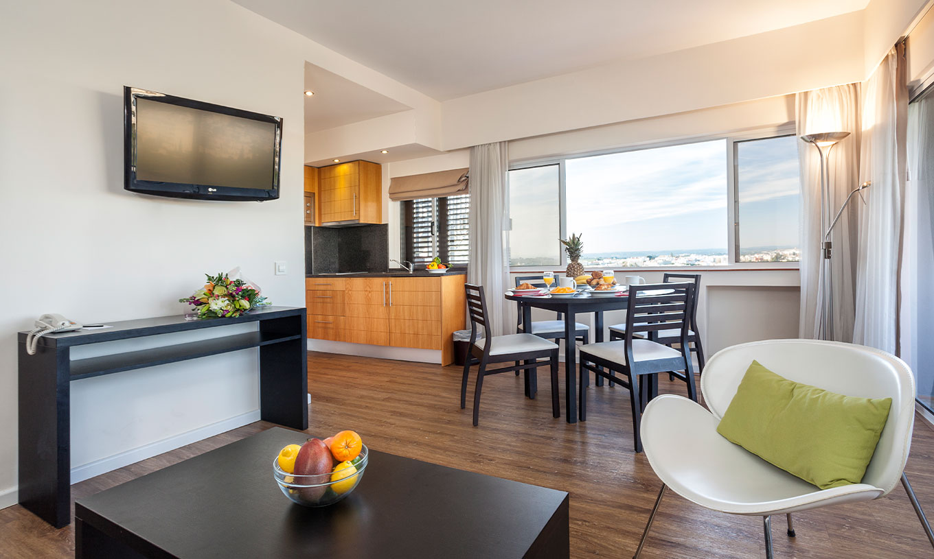 The T1 Garden View Apartment at Pestana Alvor Atlântico is equipped with a kitchenette and table for meals