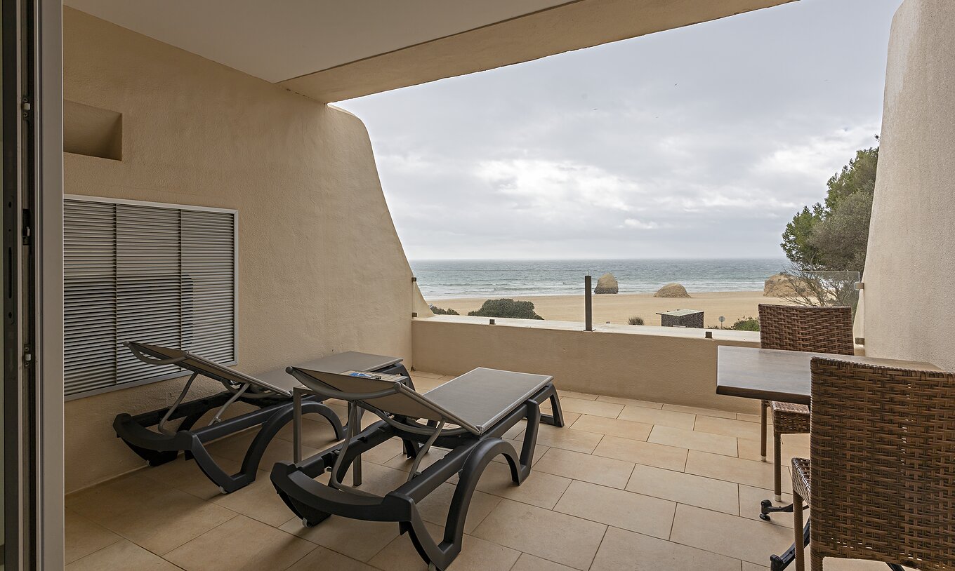 The Cliff Studio at Pestana Alvor Praia has a balcony with two sun loungers and a view of the beach