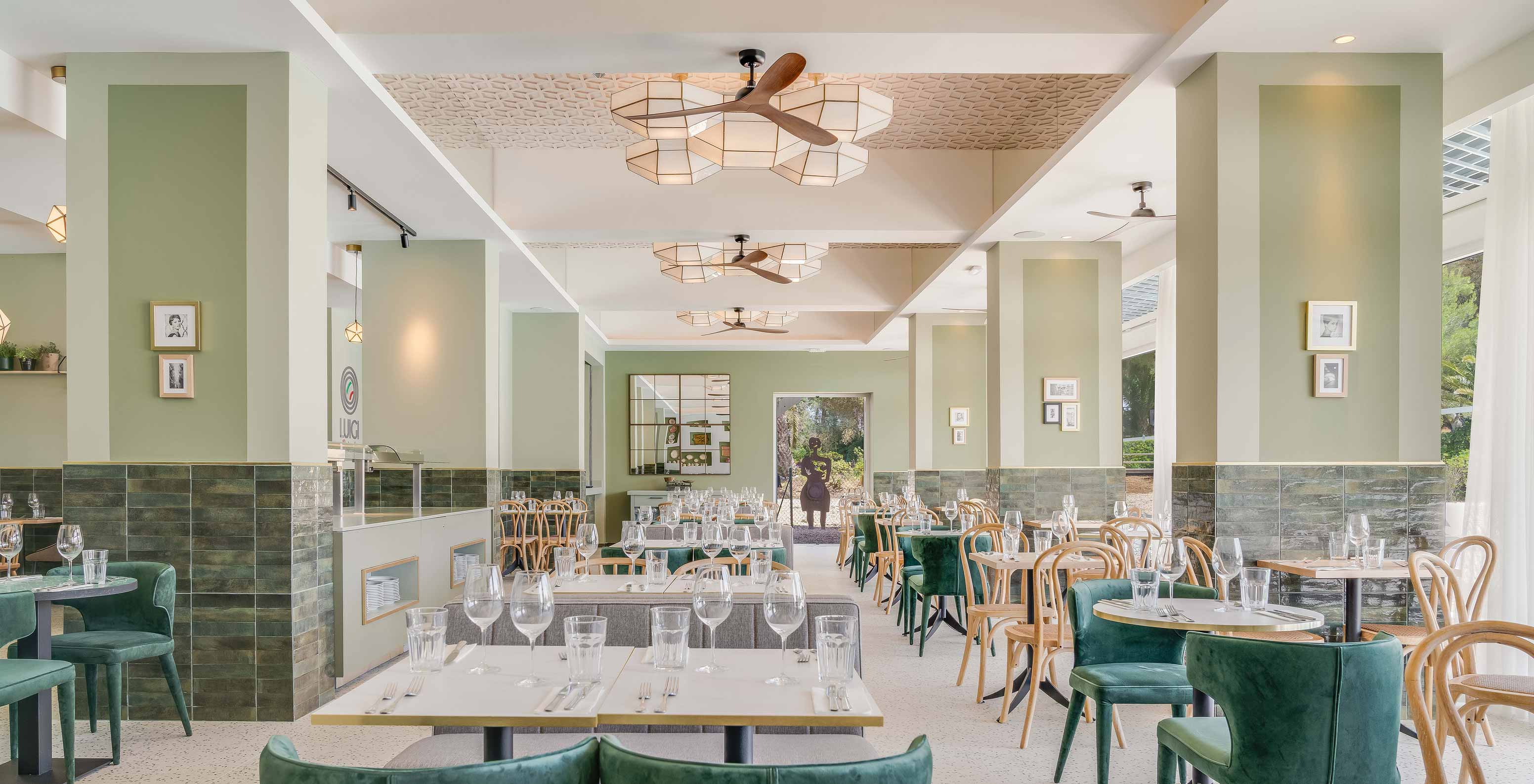 The Luigi Restaurant, at the All-Inclusive Hotel in the Algarve, has tables with sofas and comfortable chairs for dining