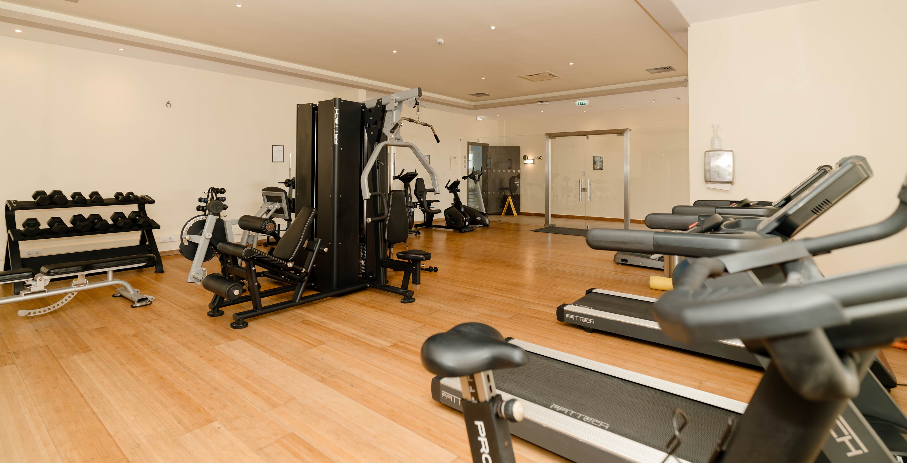 Hotel gym with pool in Armação de Pêra, with various machines available for guests