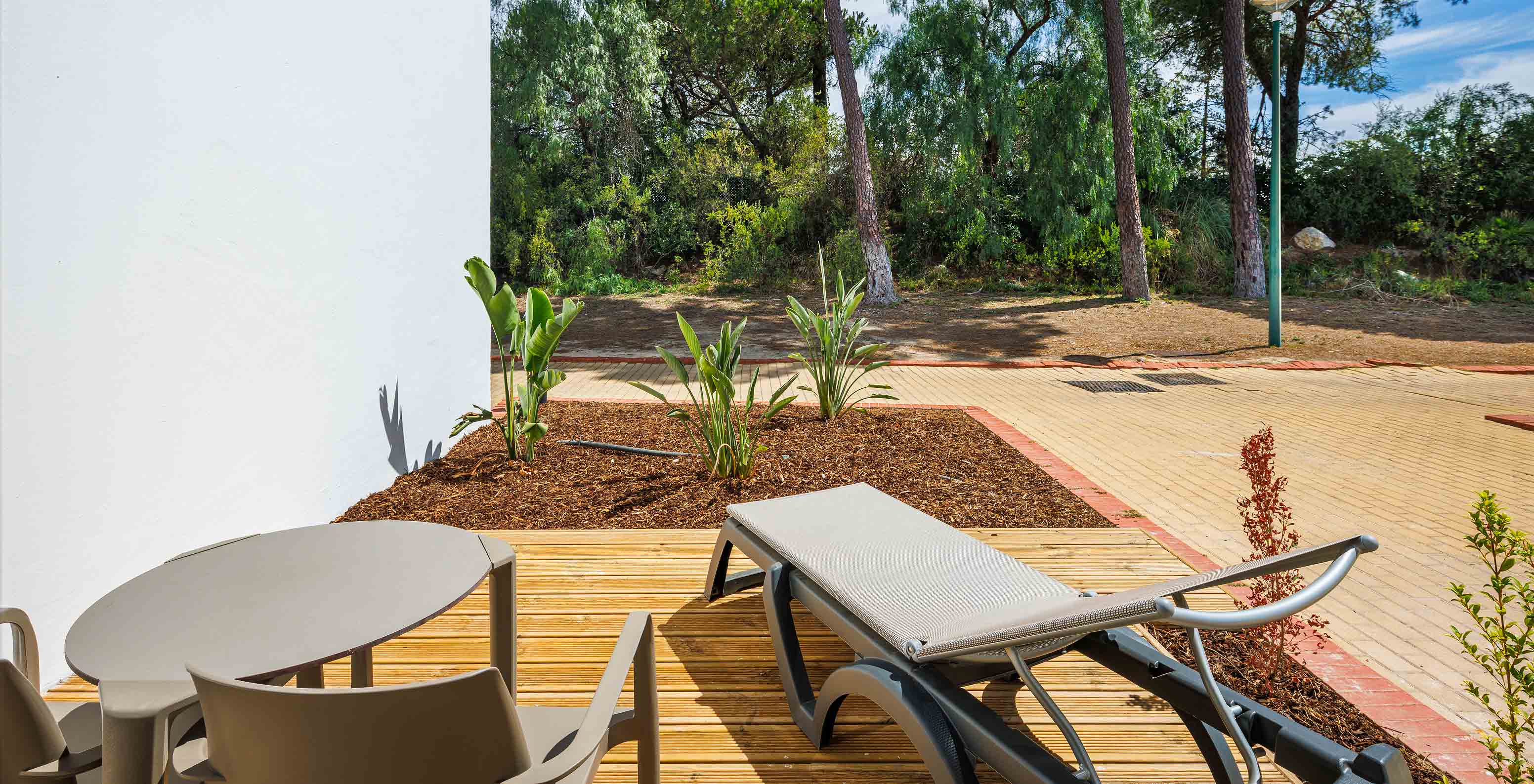 The Classic Garden View at Pestana Vila Sol - Vilamoura has a balcony with sun lounger and nature view