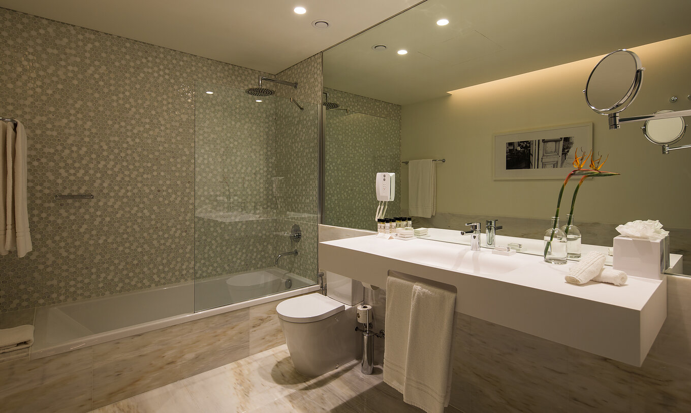 The Deluxe Superior Grand View do Pestana Porto - A Brasileira has a bathroom with bathtub and a large sink