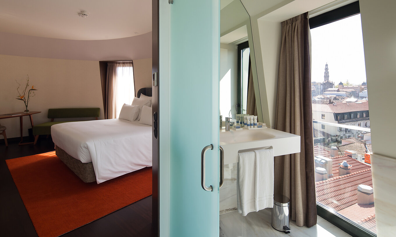 The Deluxe Superior Grand View do Pestana Porto - A Brasileira is a spacious room with a magnificent view over the whole city