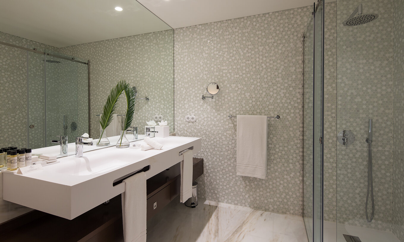 The Deluxe Superior do Pestana Porto - A Brasileira has a bathroom with two sinks and a shower stall with shower