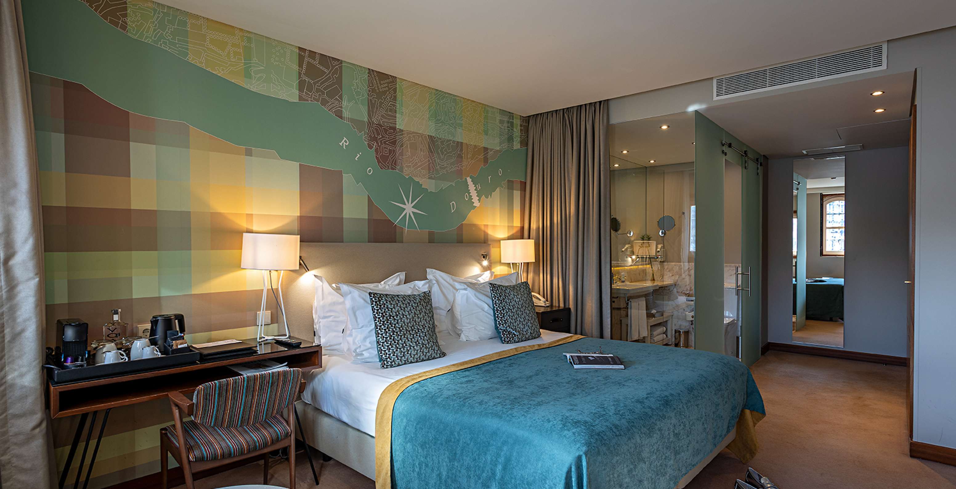 The Vintage Front View at Pestana Vintage Porto has a double bed and a desk with a kettle service