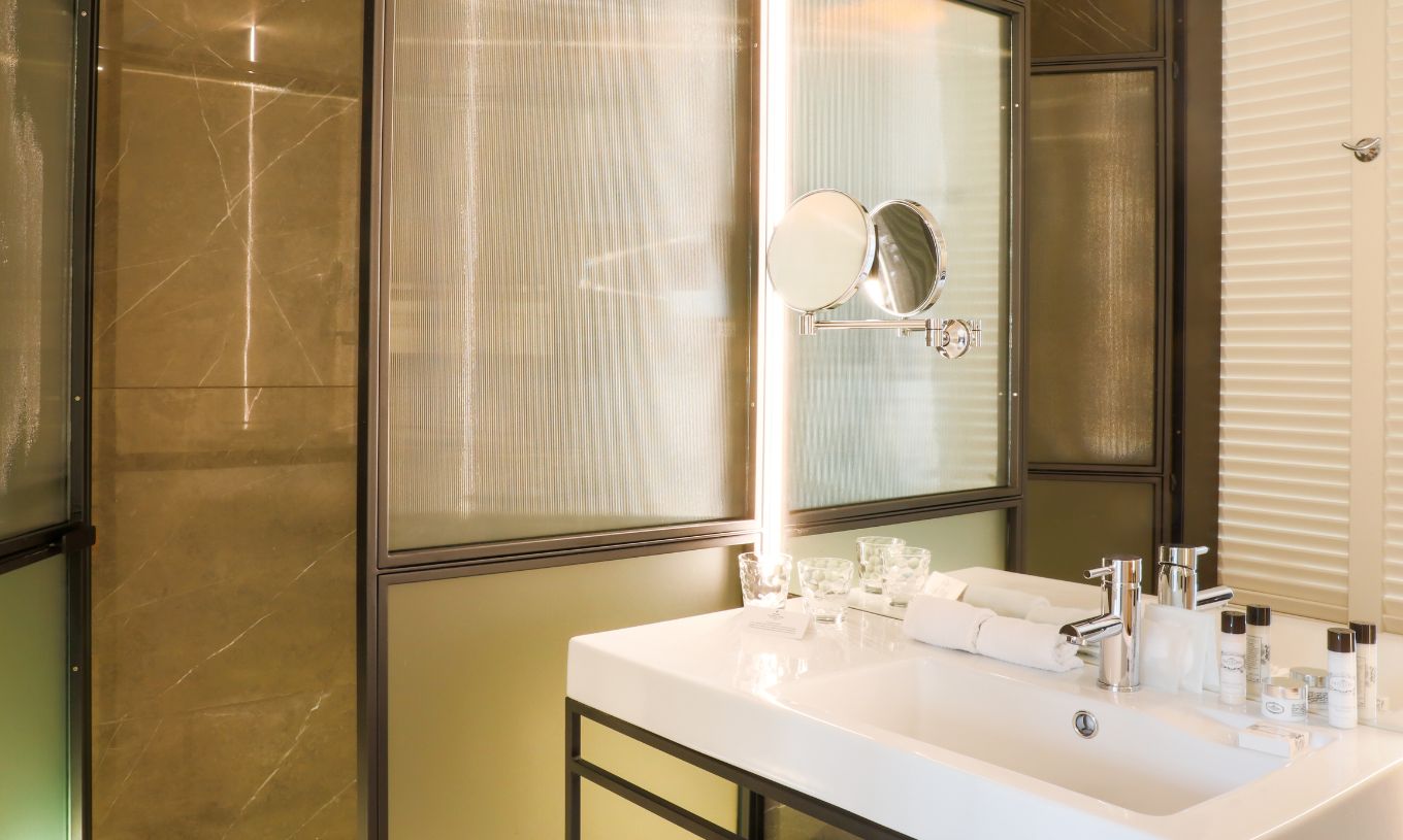 The Superior Plus Room at Pestana Plaza Mayor Madrid has a bathroom with a large mirror and a walk-in shower.