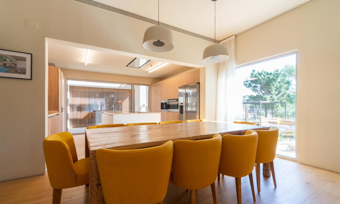 The exclusive villa with a pool at Pestana Tróia Eco Resort has a living room with a wooden dining table and chairs