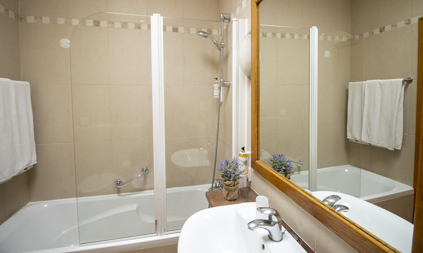 The T2 Apartment Standard do Pestana Palm Gardens has a bathtub with shower, towels and a sink