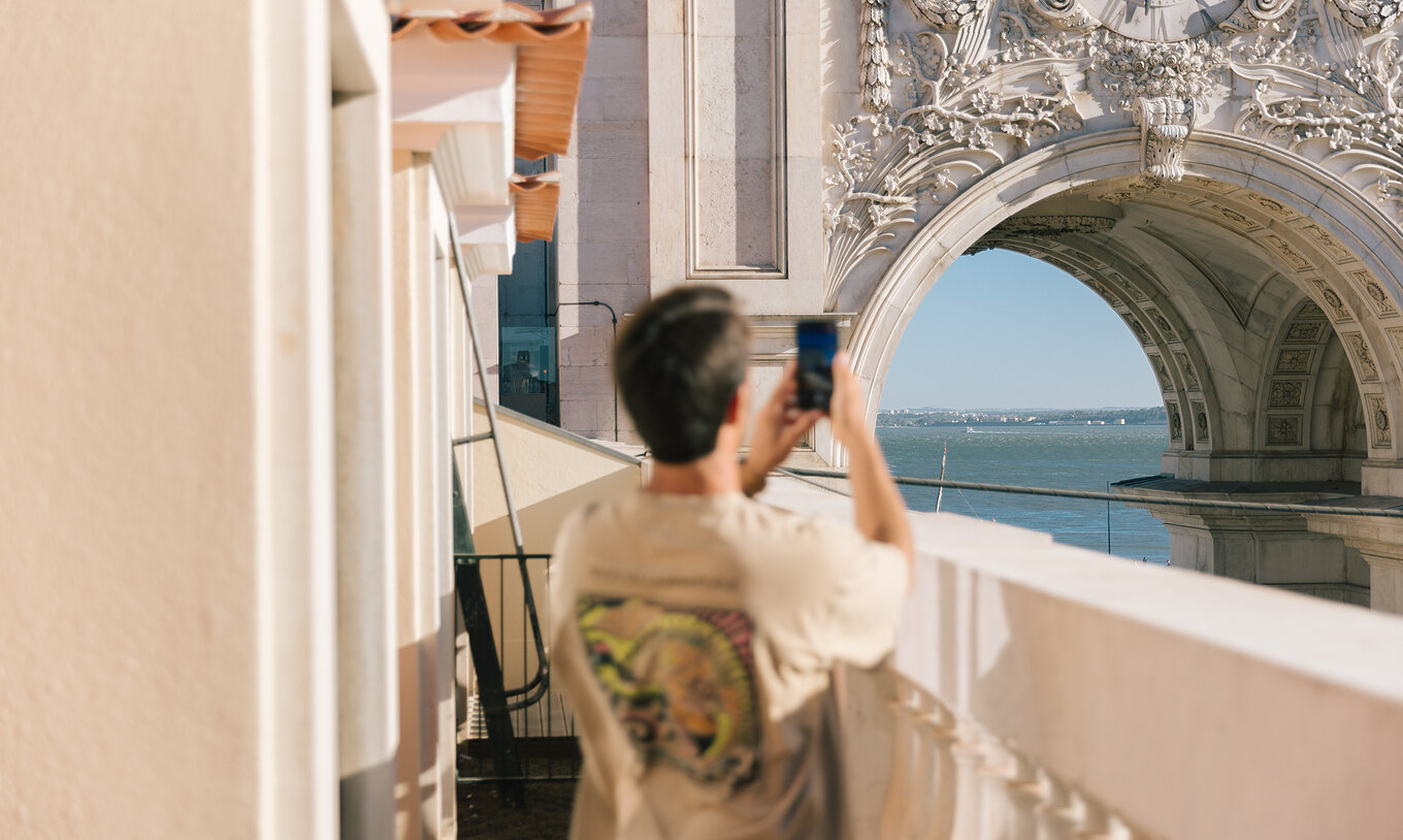 The Superior Plus of Pestana Rua Augusta Lisboa has a balcony with view of Arco da Rua Augusta, with the Tagus River behind