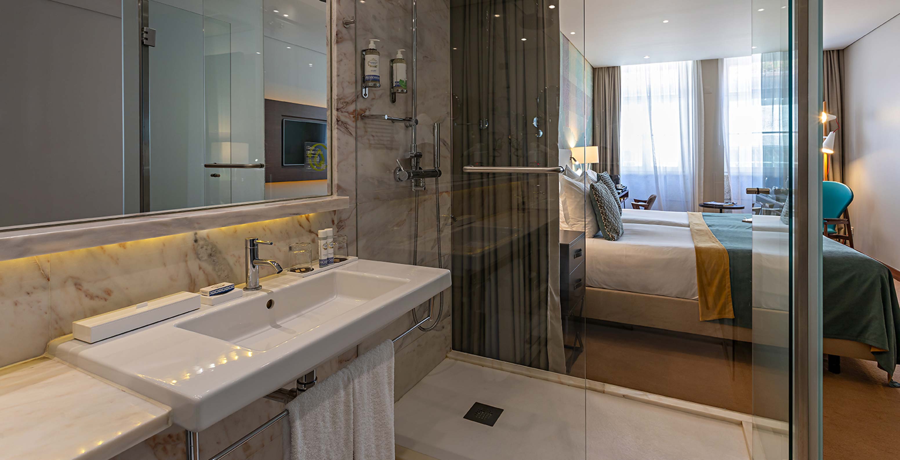 The Superior at Pestana Vintage Porto has a bathroom with a sink, a mirror and a shower with access to the room