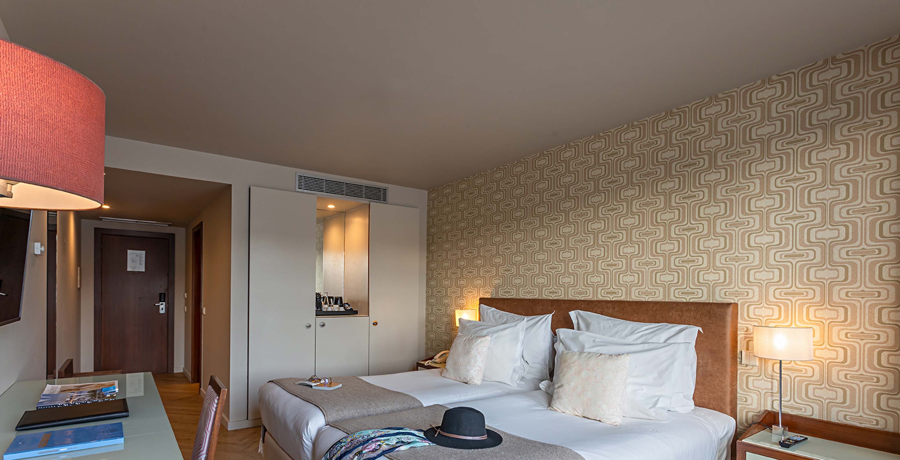 The Vintage River View at Pestana Vintage Porto has two single beds, a white wardrobe and a desk