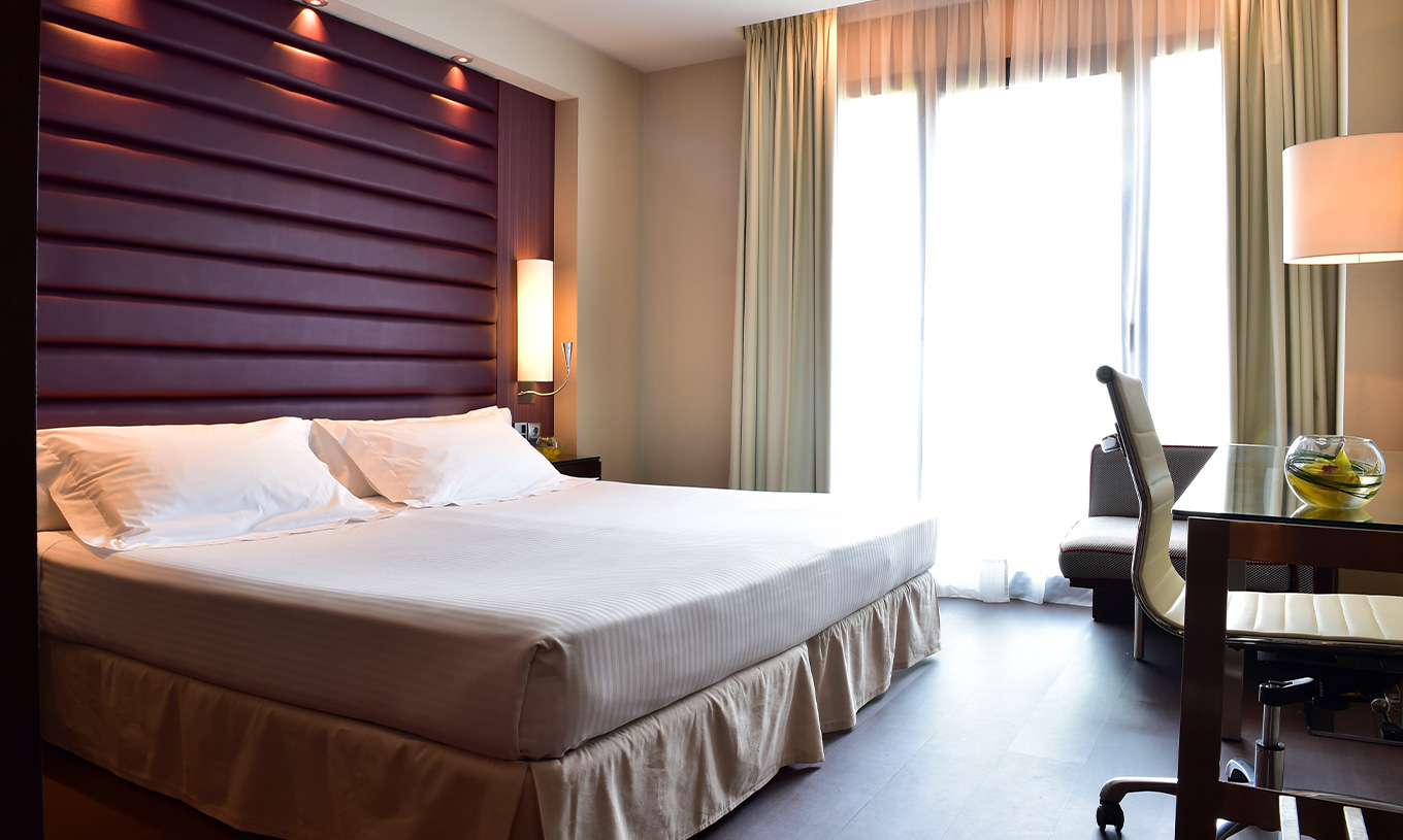 Premium room at Pestana Arena Barcelona has a double bed, a desk, an ergonomic chair and a window