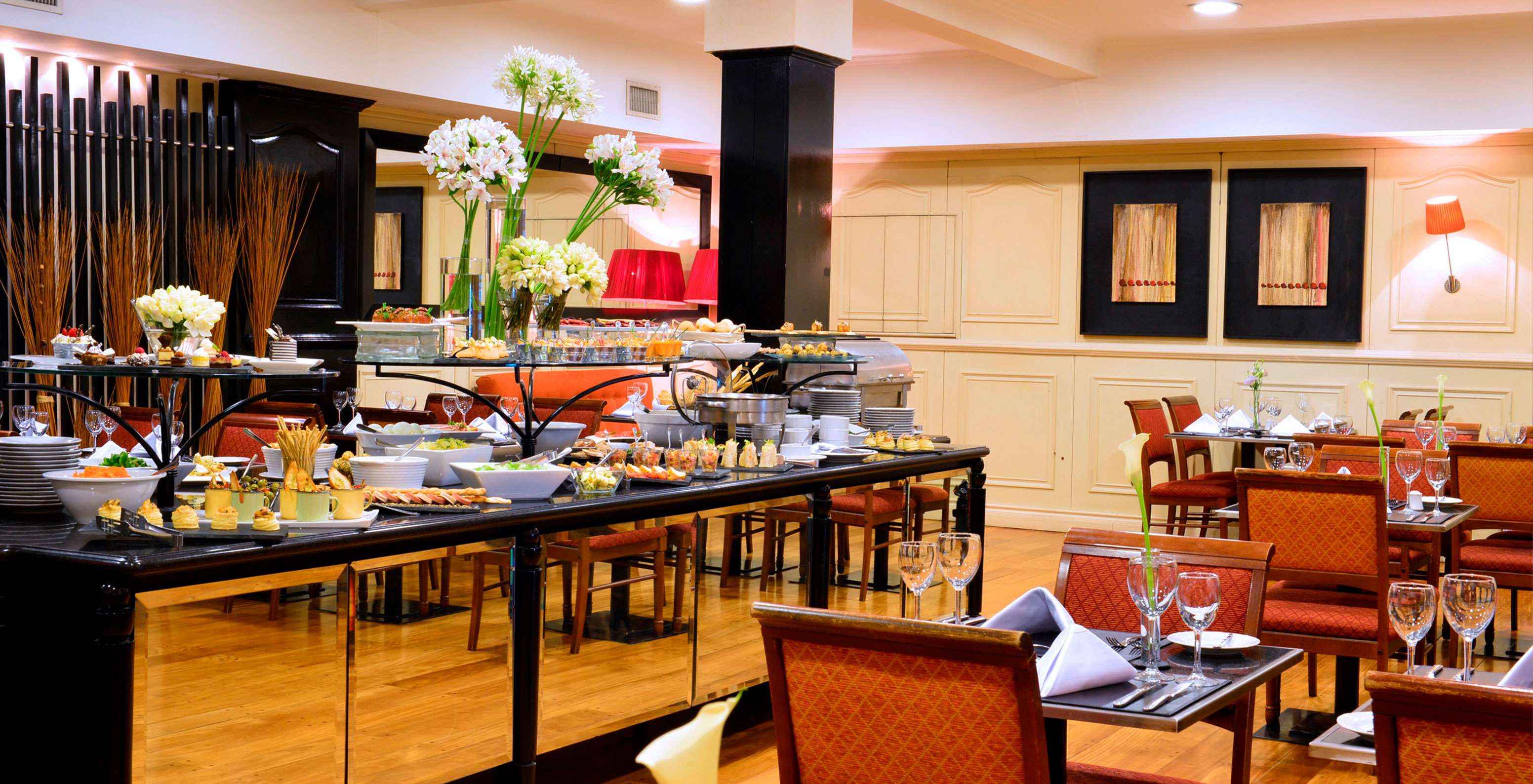 El Pestana Buenos Aires, en el centro de la ciudad, cuenta con un restaurante con decoración clásica y varios tipos de platos