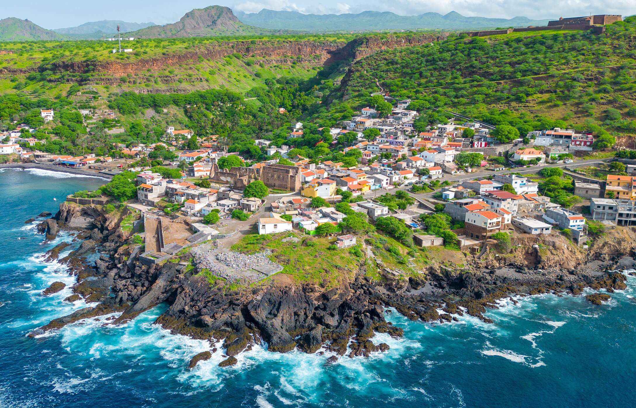 Cidade Velha en Cabo Verde, Patrimonio Mundial de la UNESCO, es un tesoro histórico con calles de piedra y fortalezas antiguas.