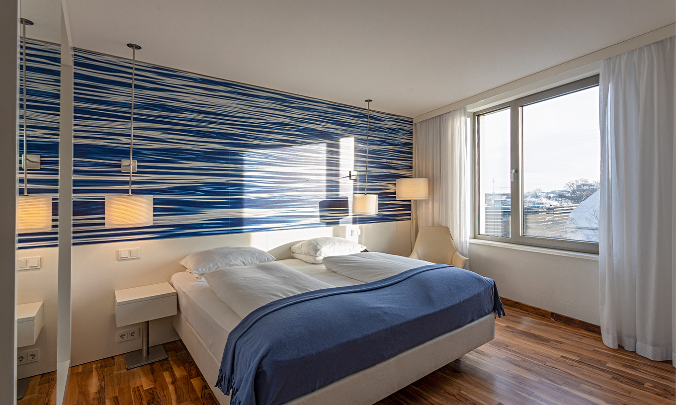 El cuarto Deluxe Piso Alto del Pestana Berlin Tiergarten tiene cama doble y ventana con vista a la ciudad