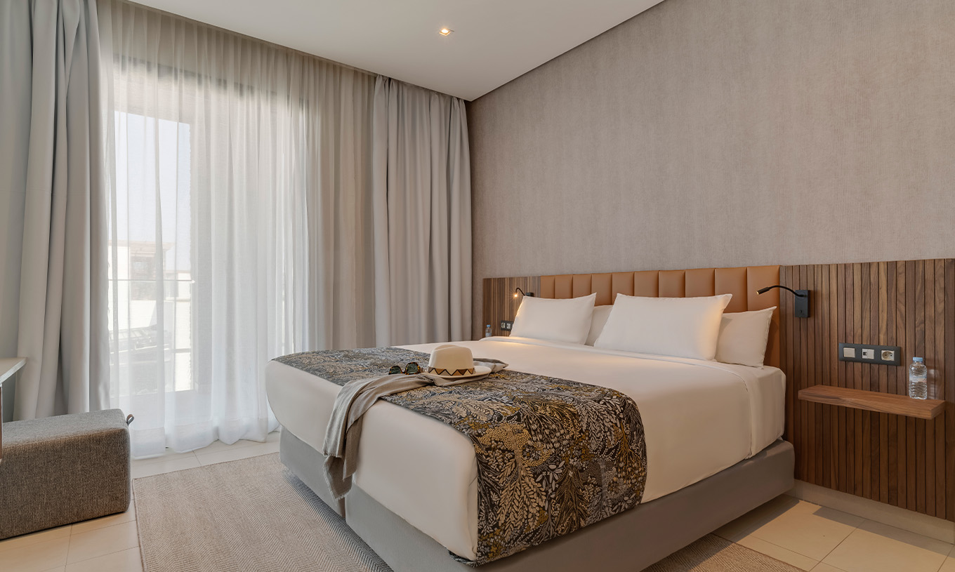 La Suite Familiar Corniche del Pestana Casablanca tiene un cuarto con cama de matrimonio con decoración moderna